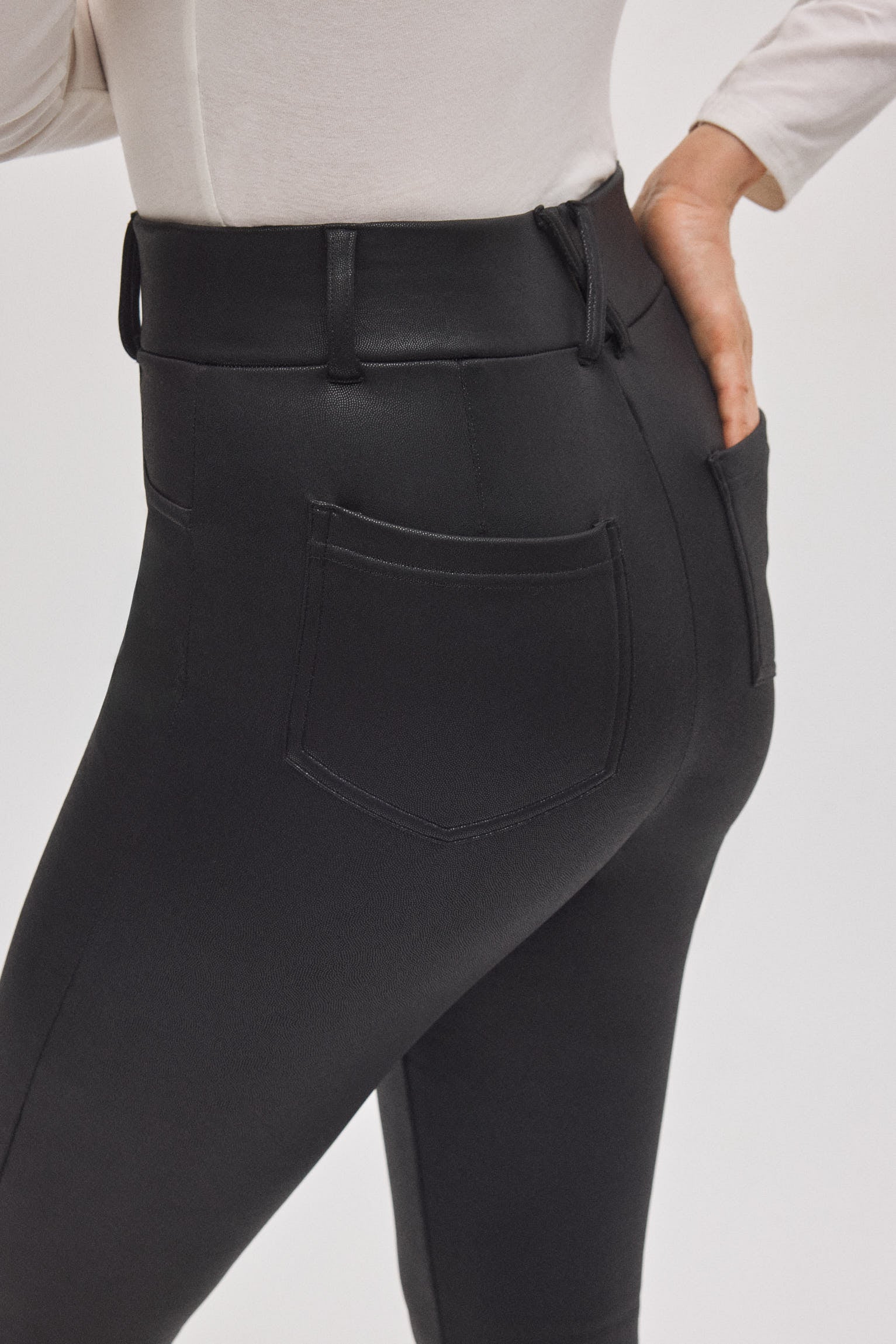 70442-4-pantalon-termico-elastico-efecto-piel-skinny-negro-ysabel-mora