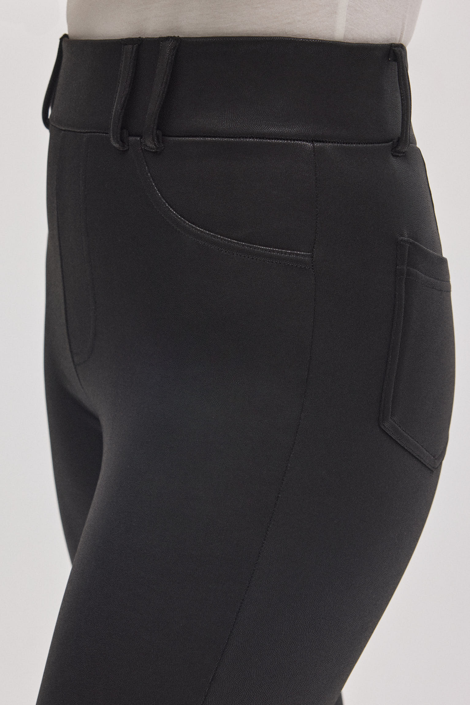 70442-5-pantalon-termico-elastico-efecto-piel-skinny-negro-ysabel-mora