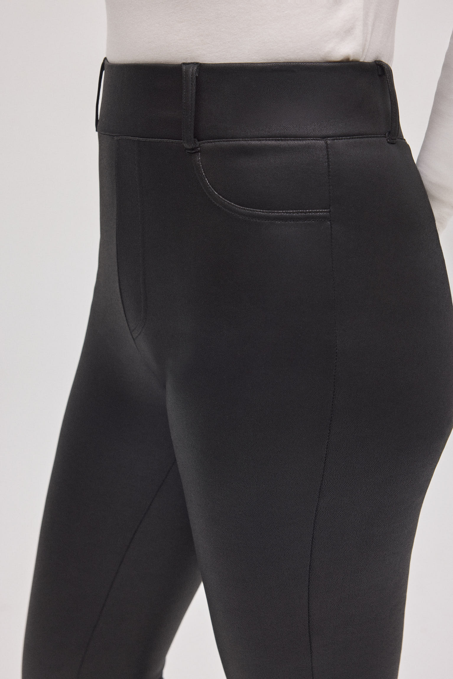 70443-4-pantalon-termico-elastico-efecto-piel-flare-negro-ysabel-mora