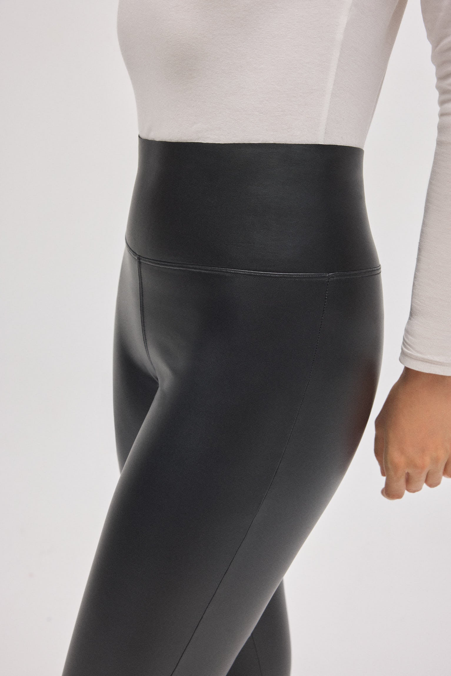 70446-4-leggings-termicos-vientre-plano-efecto-piel-negro-ysabel-mora