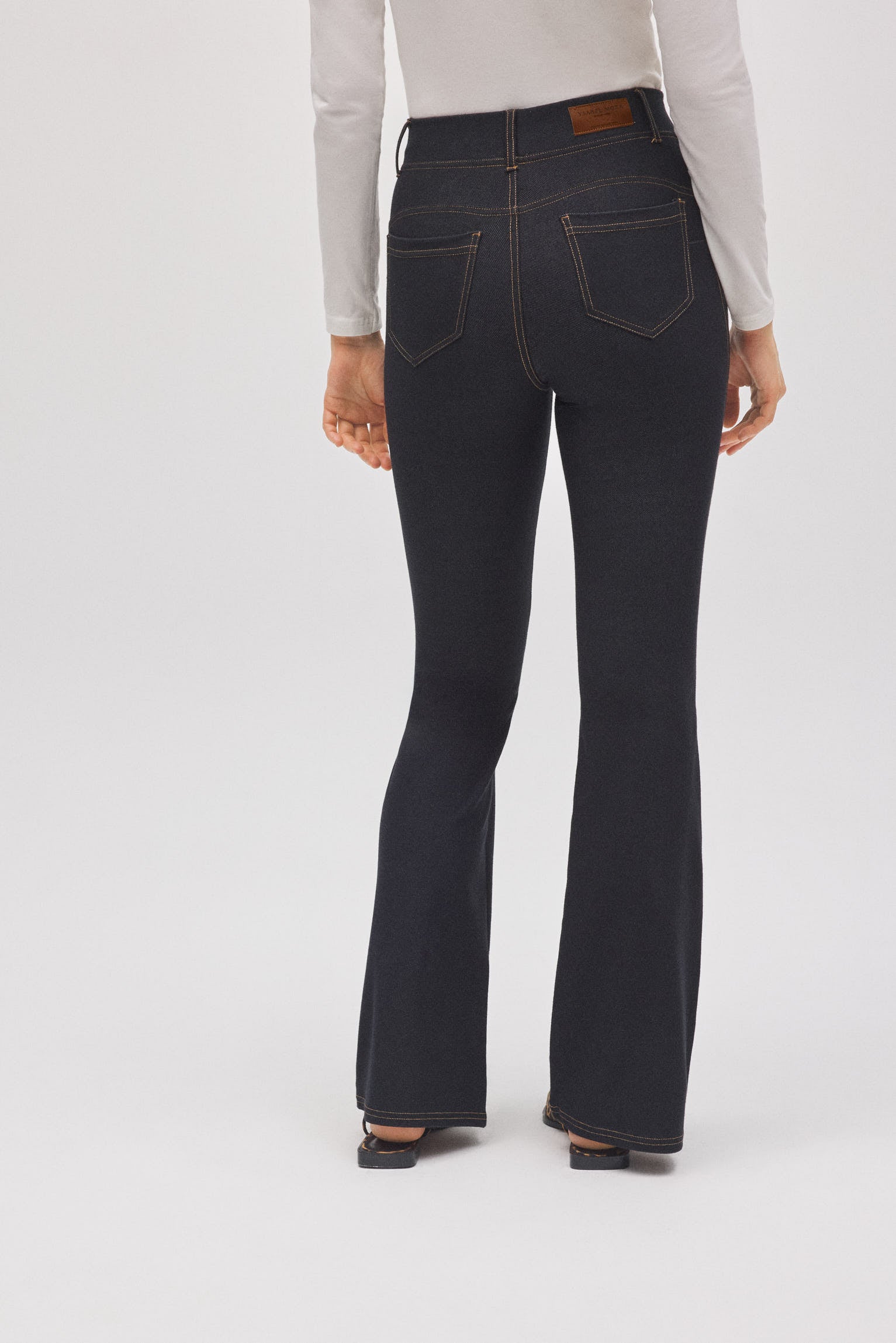 70457-3-pantalones-vaqueros-elasticos-flare-negro-ysabel-mora