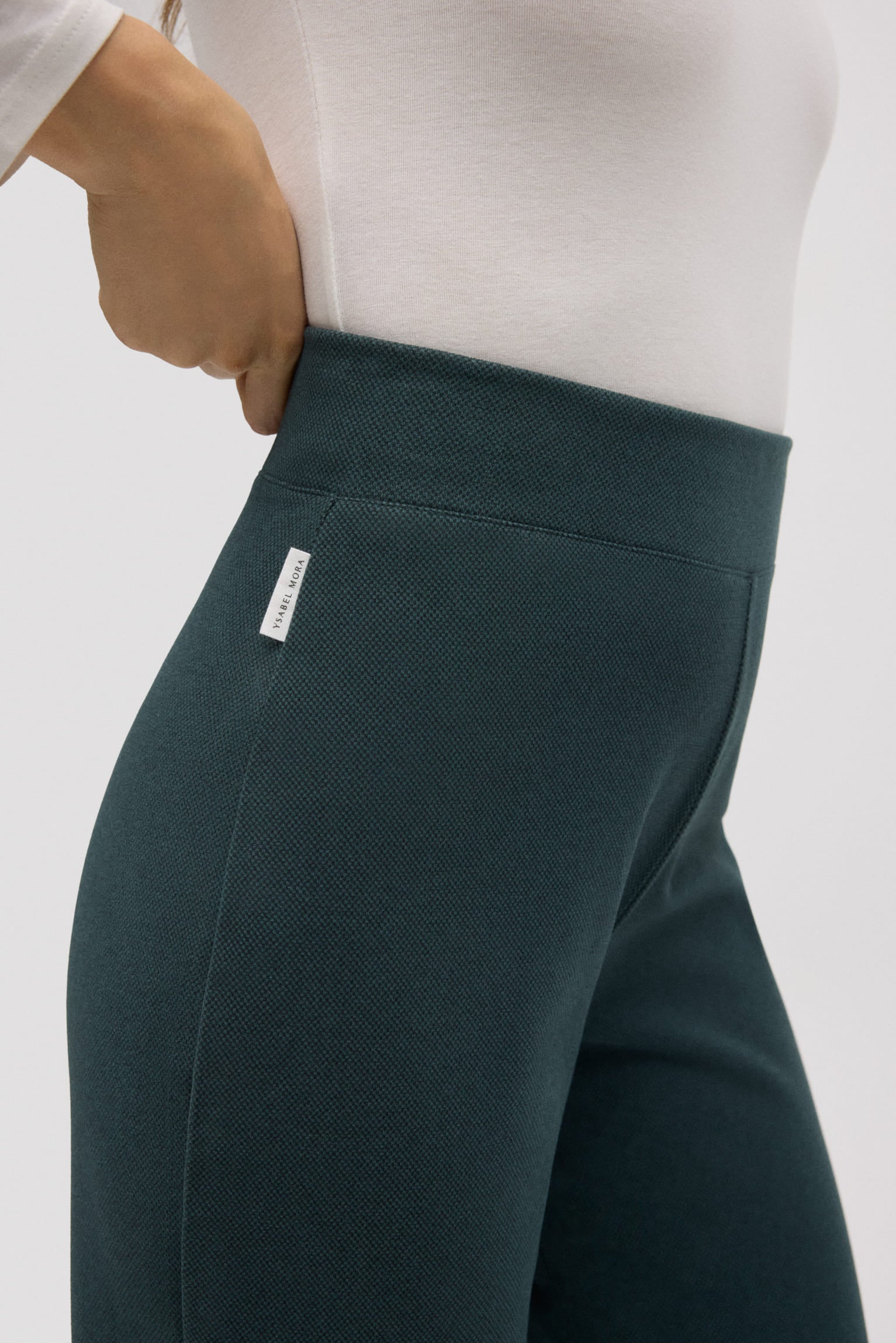 70669-3-pantalon-recto-con-textura-verde-botella