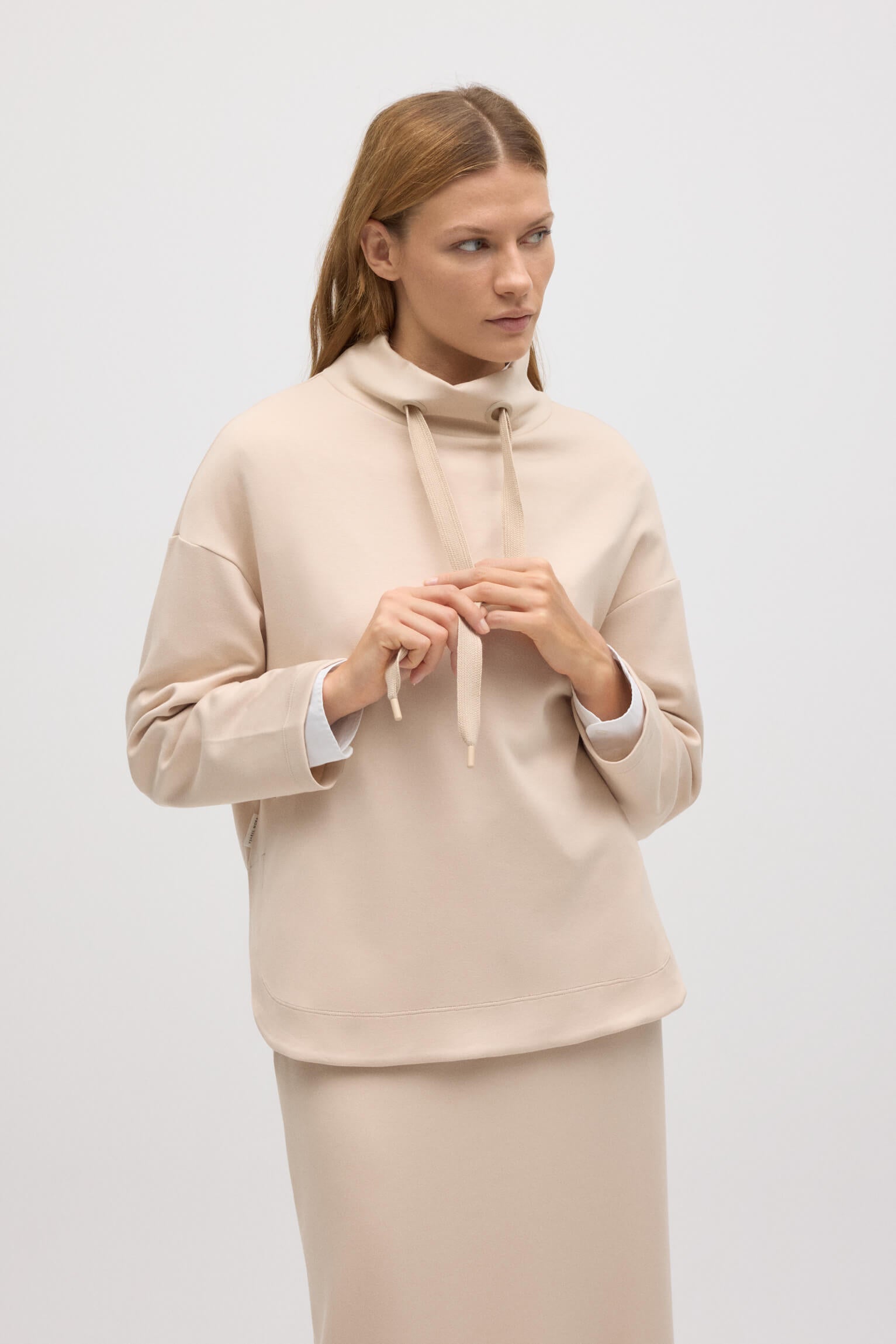 70674-2-sudadera-con-cuello-fluida-marfil