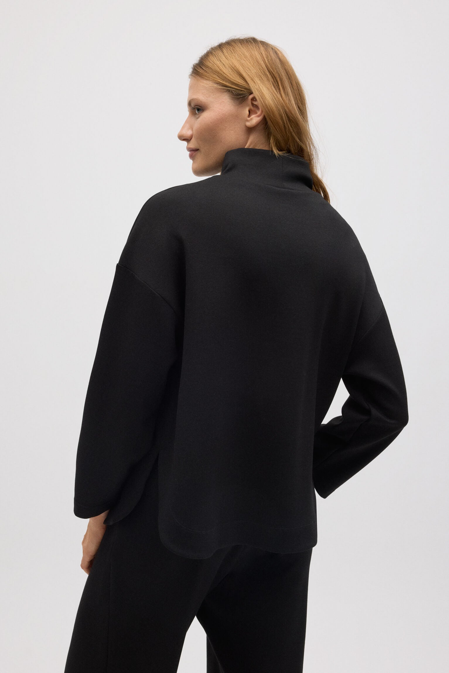 70674-3-sudadera-con-cuello-fluida-negro
