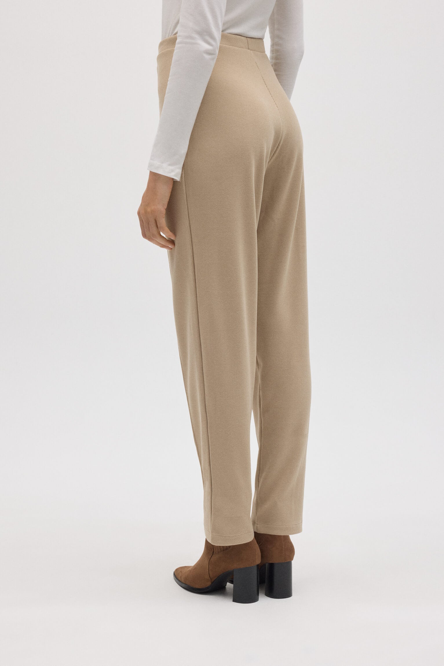 70684-2-pantalon-efecto-pana-beige
