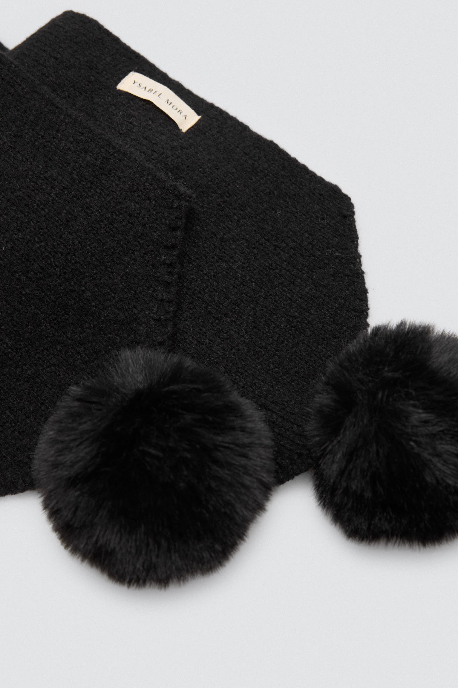 70691-6-bufanda-con-pompones-negra