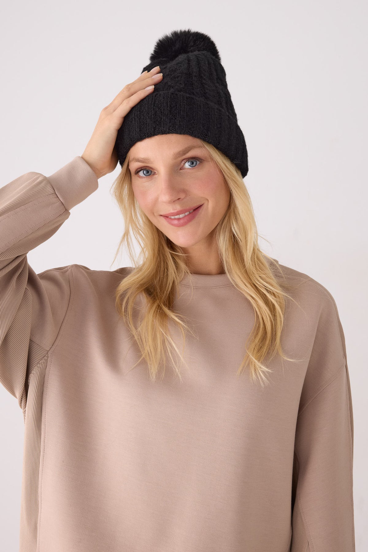 Gorro de punto para mujer detalle pompón forro polar negro