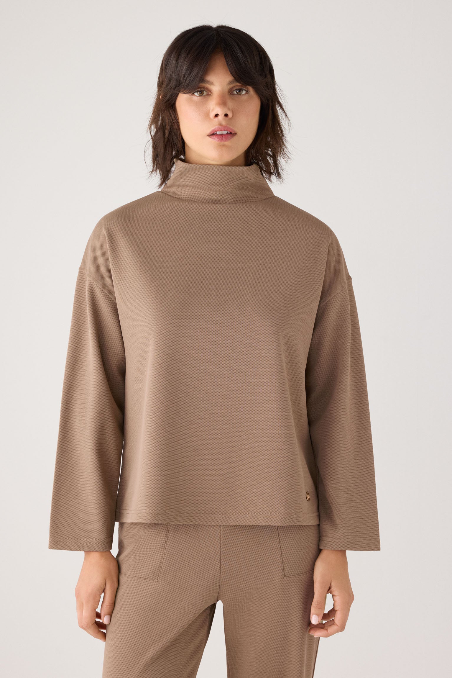 70749-khaki-medio-jersey-comodo-textura-pique-cuello-alto-camel