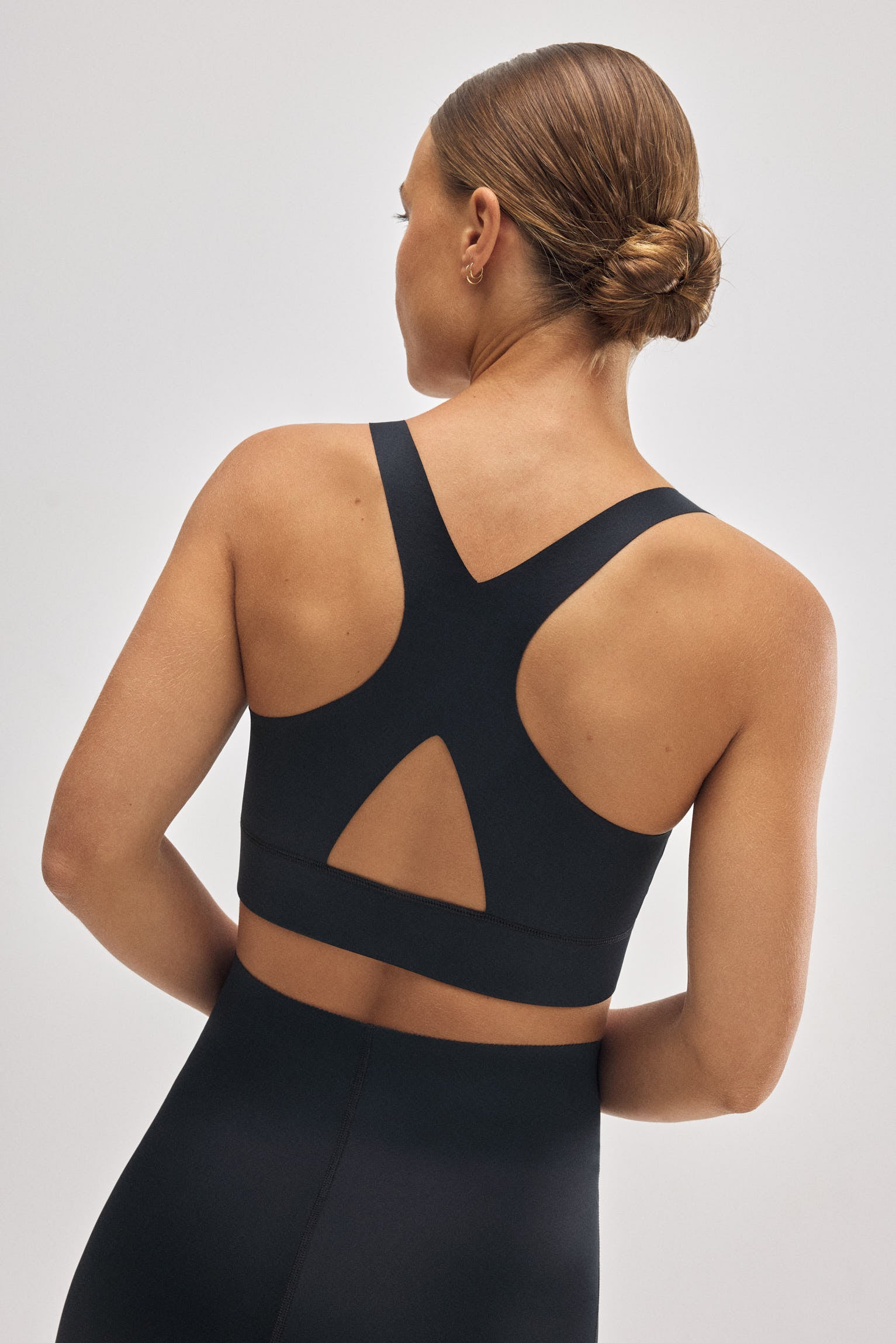 Detalhe da abertura do sutiã esportivo compressivo suporte médio preto