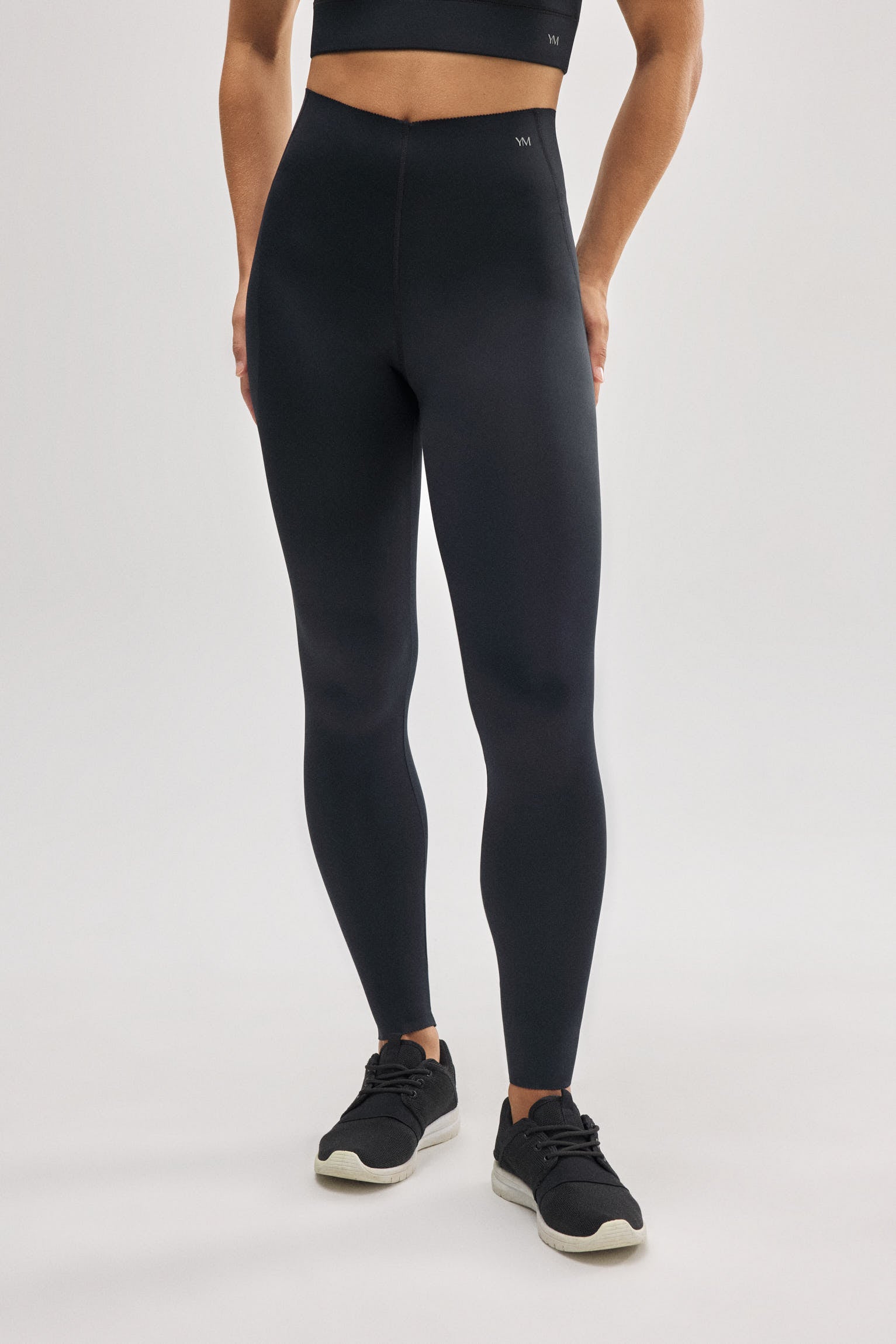 Leggings esportivos de compressão longos pretos com barriga lisa
