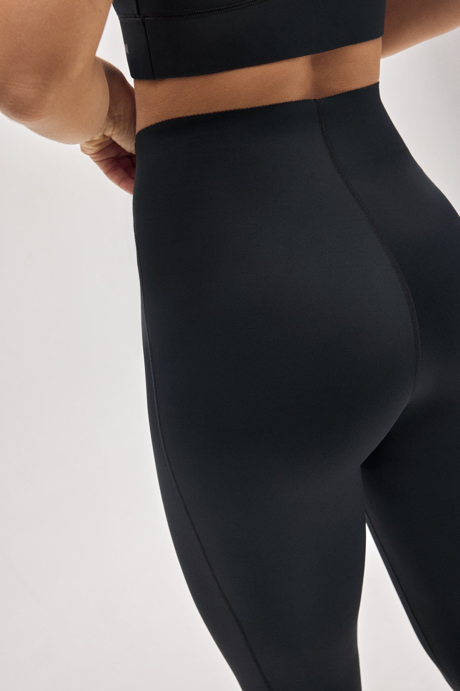Leggings esportivos de compressão longos pretos com barriga lisa