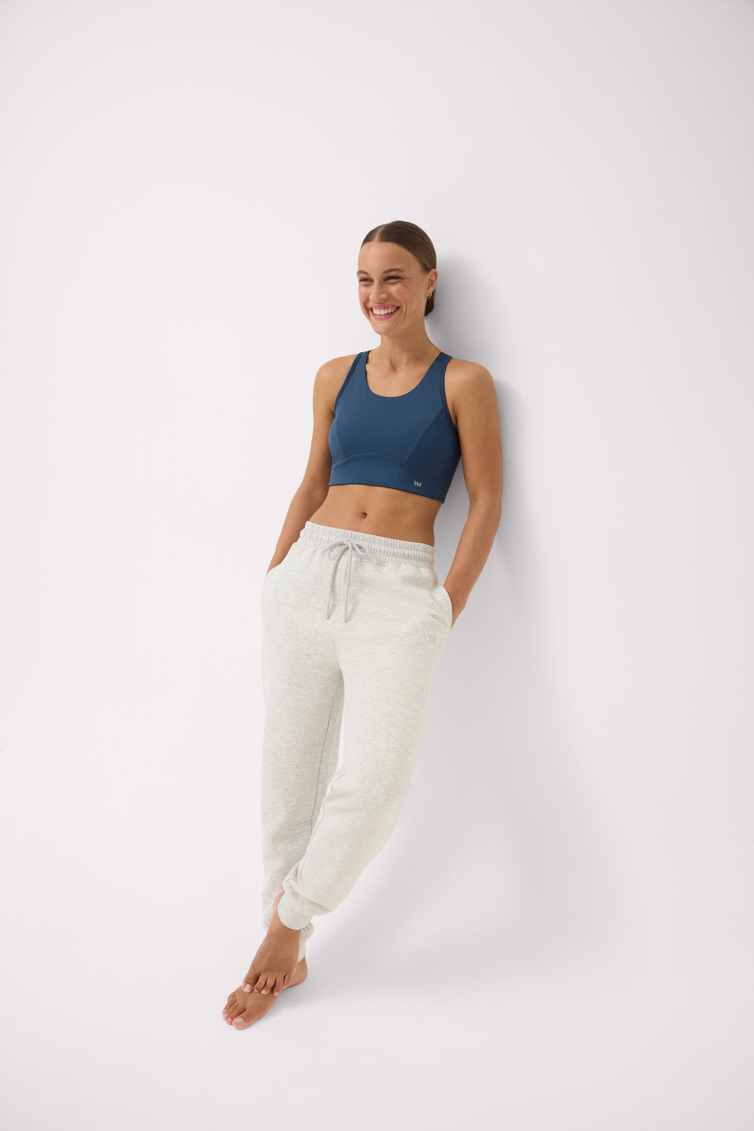 Conjunto de blusa esportiva e calça de moletom