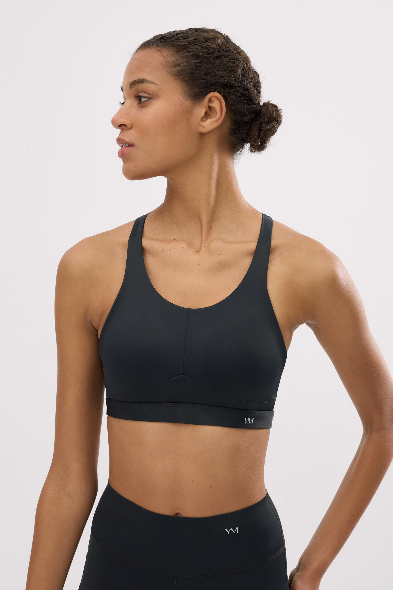 Sutiã esportivo compressivo de alto impacto com alças ajustáveis na cor preta