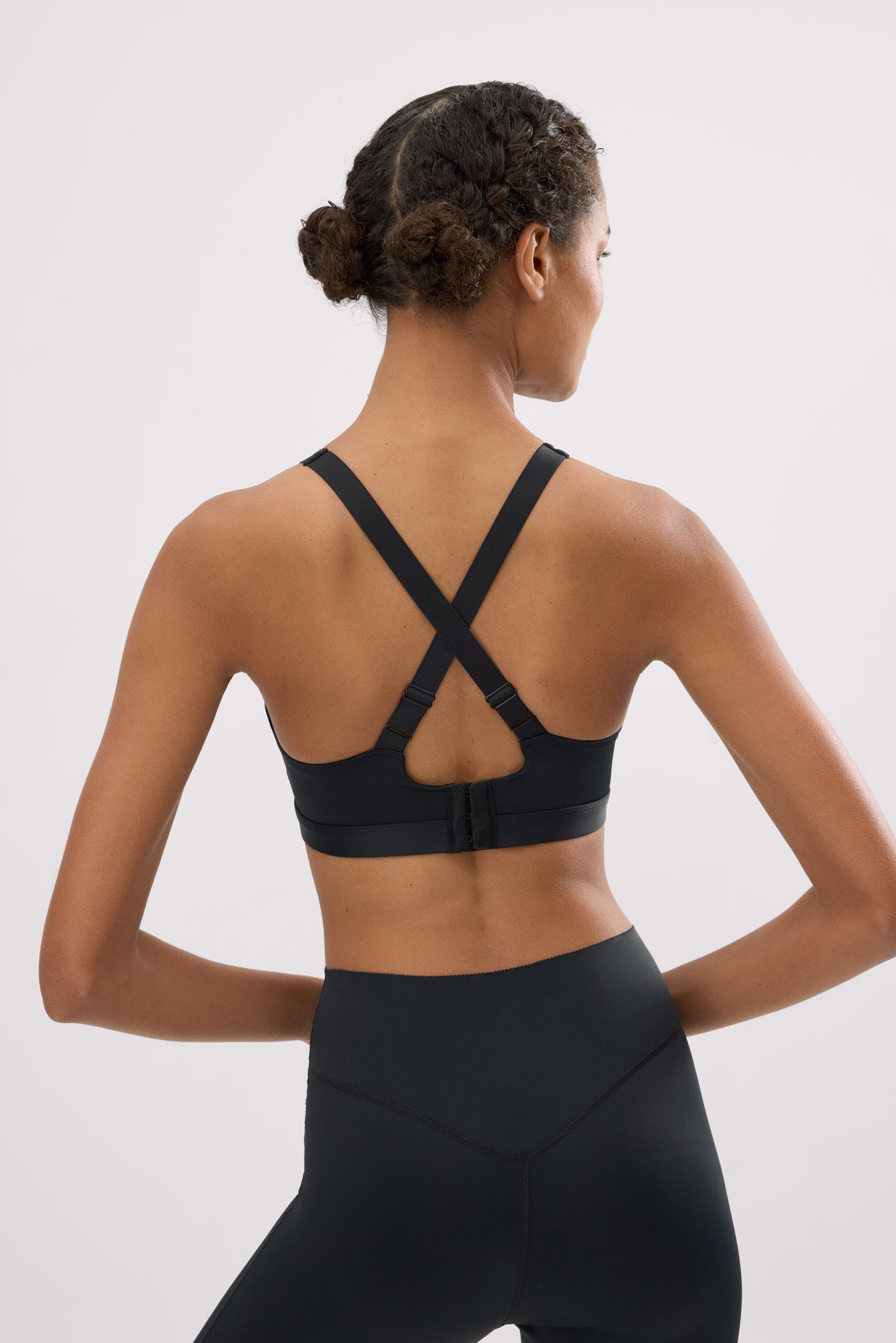 Sutiã esportivo compressivo de alto impacto com alças ajustáveis na cor preta