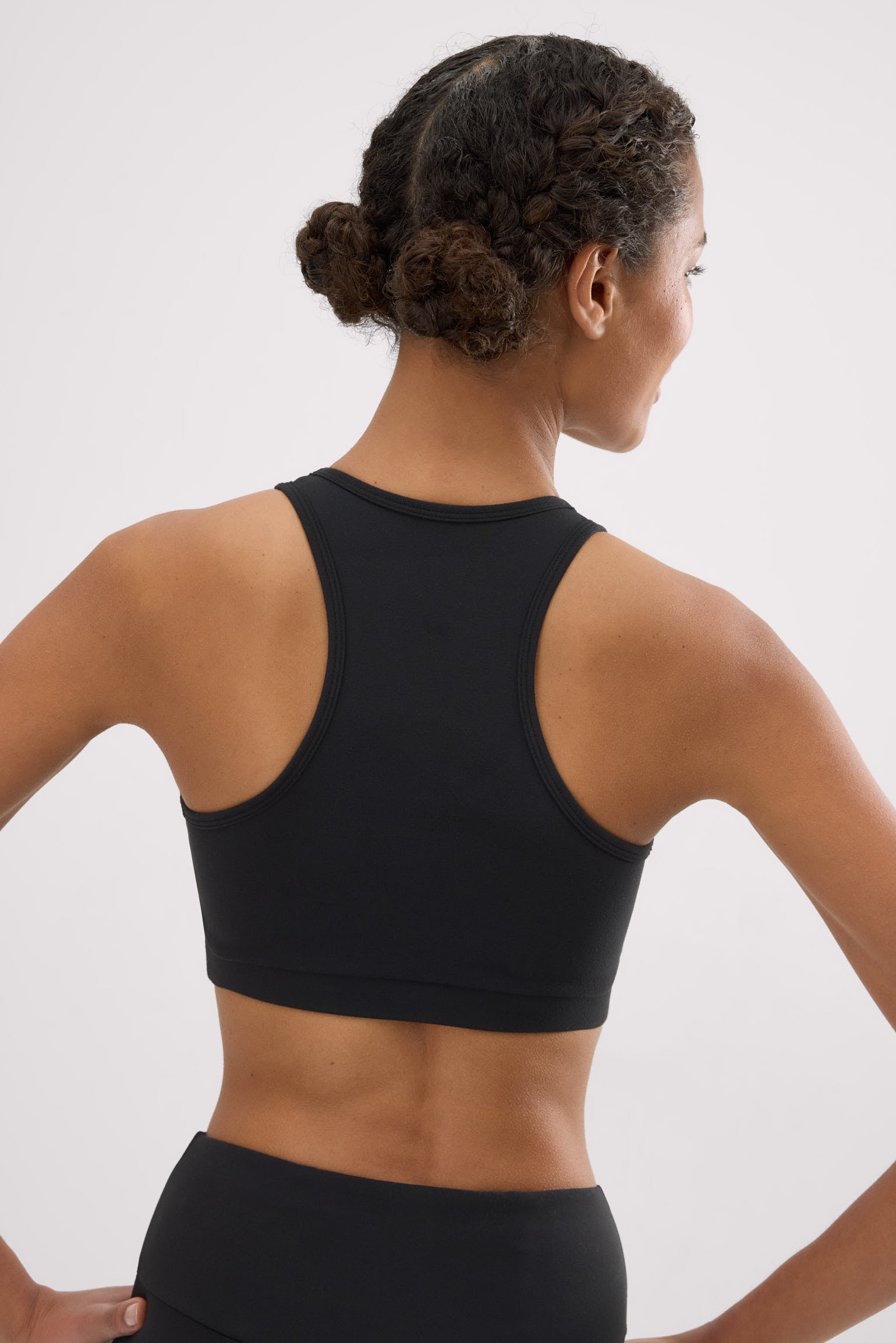 Sutiã esportivo preto com blocos de cores e toque de algodão