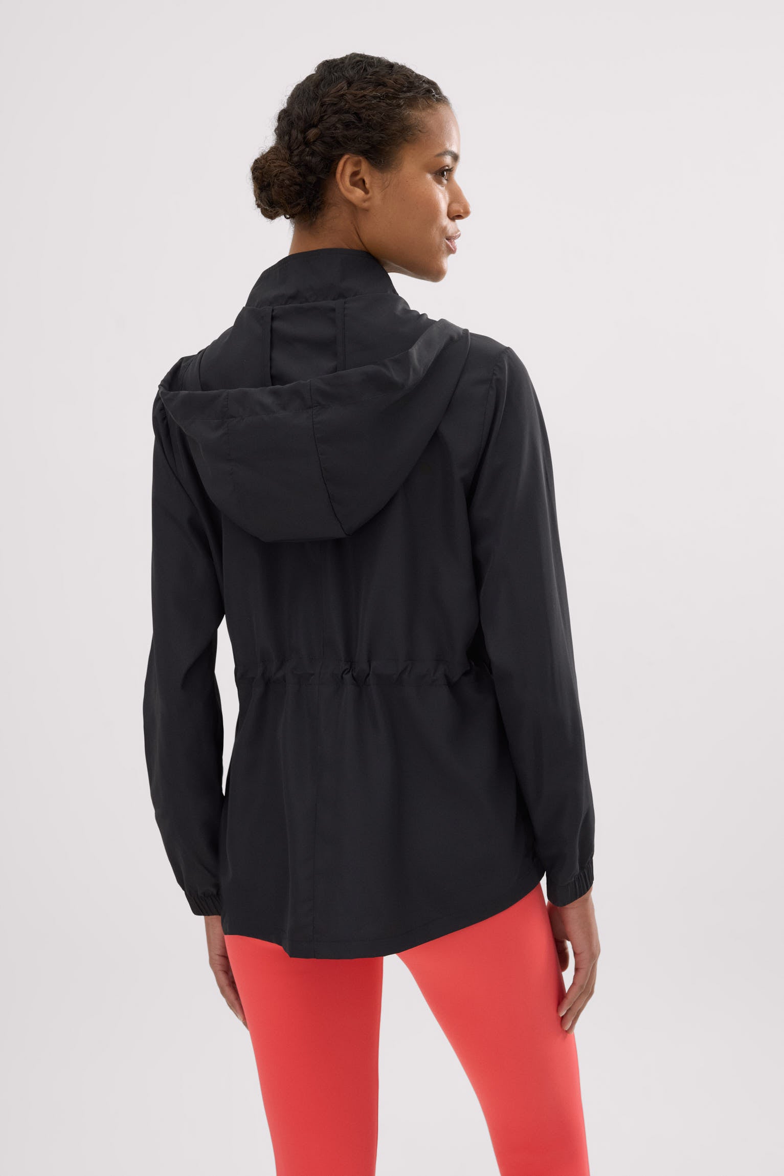 Chaqueta deportiva cortavientos con capucha y bolsillos negra - Ysabel Mora