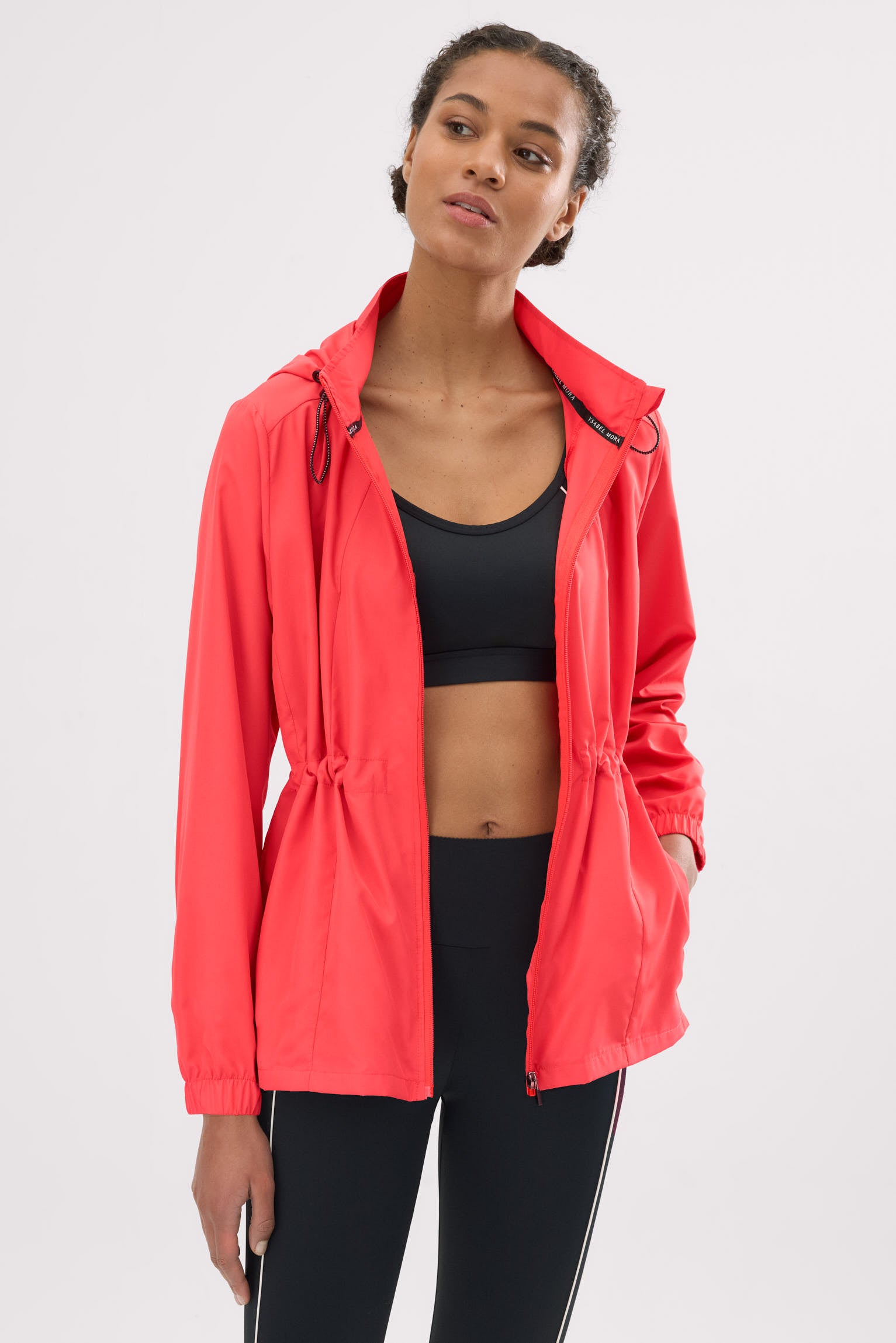 Chaqueta deportiva cortavientos con capucha y bolsillos coral - Ysabel Mora