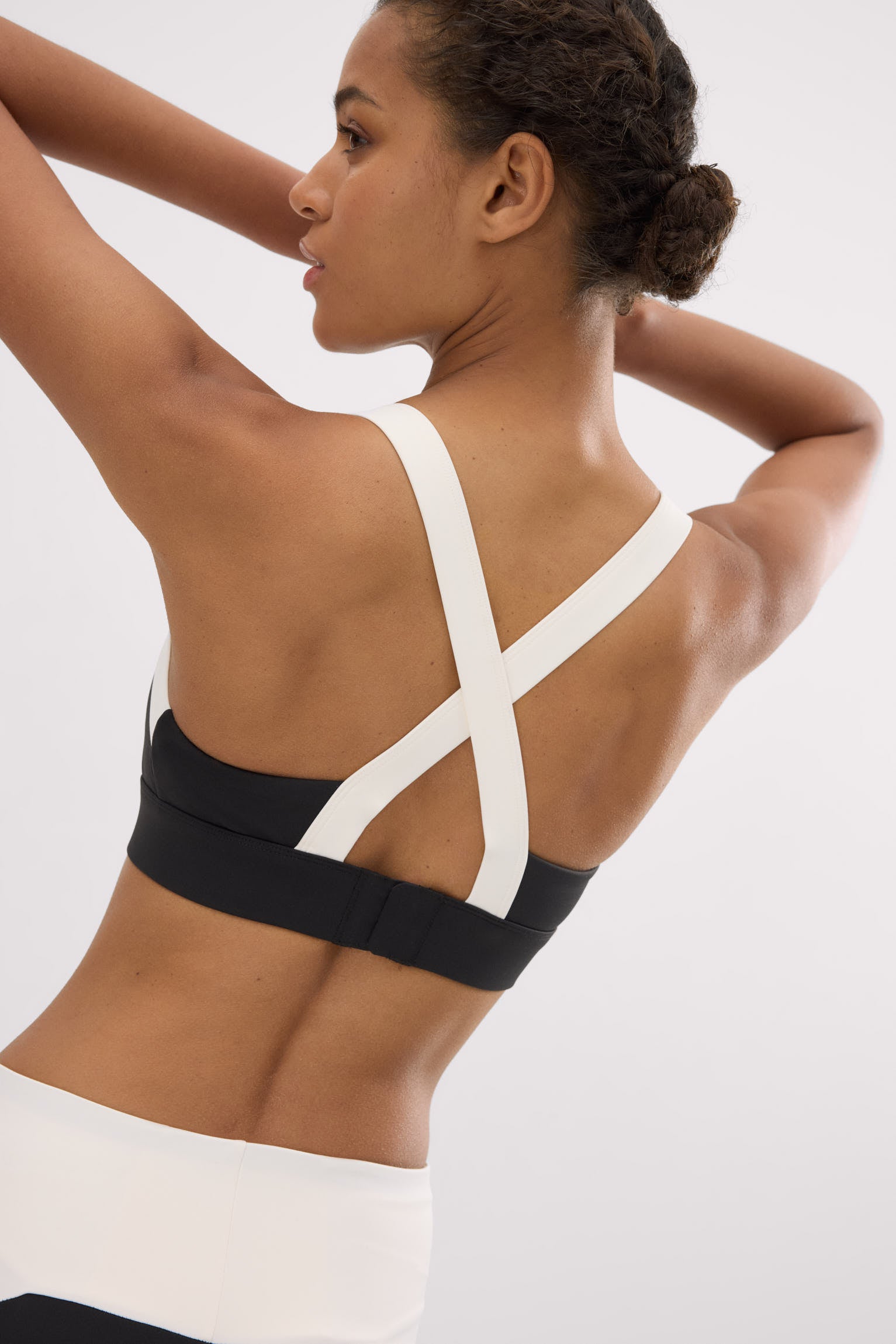 Sujetador deportivo contorno ajustable blanco y negro - Ysabel Mora