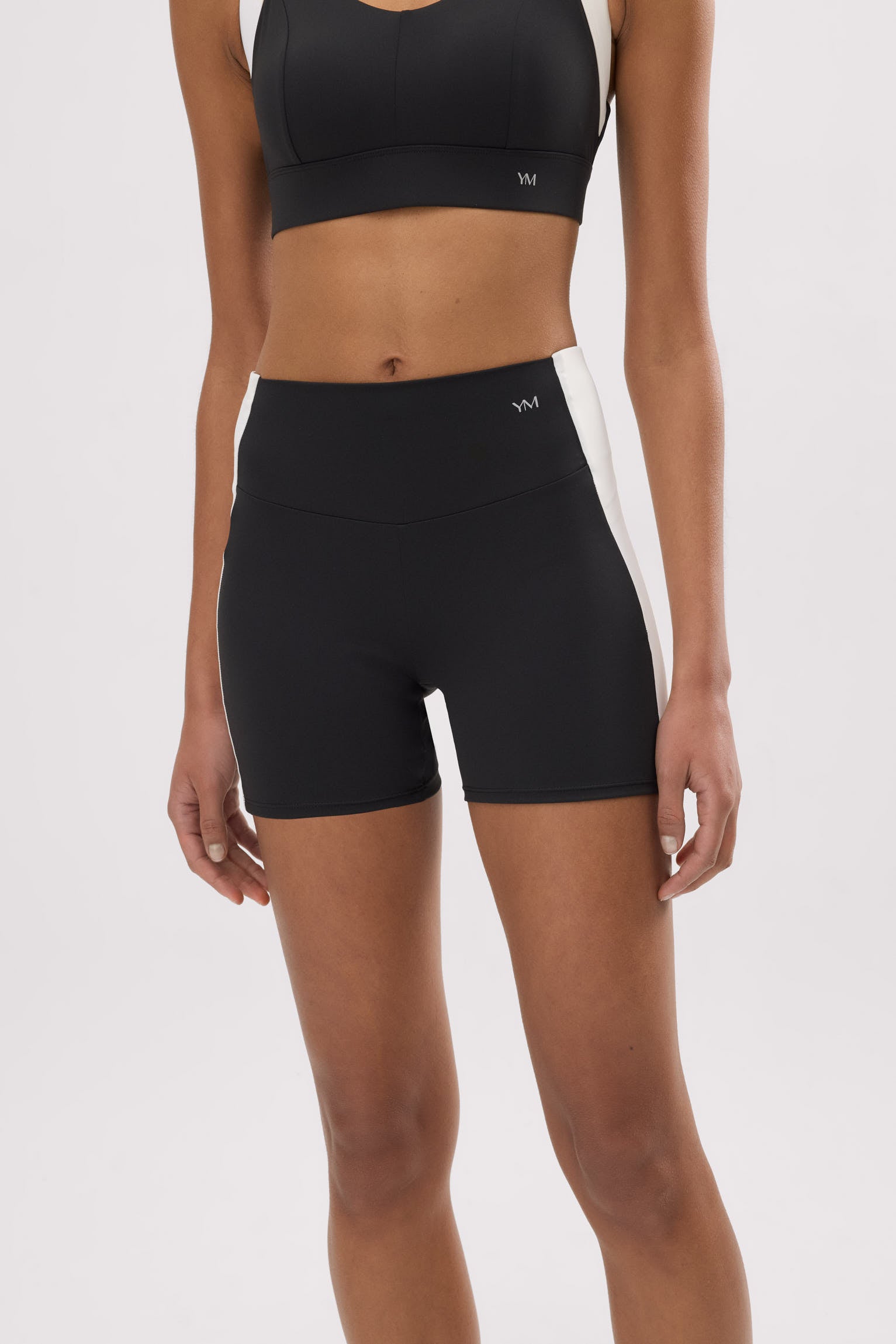 Leggings deportivos cortos efecto push-up negros con franja en contraste - Ysabel Mora