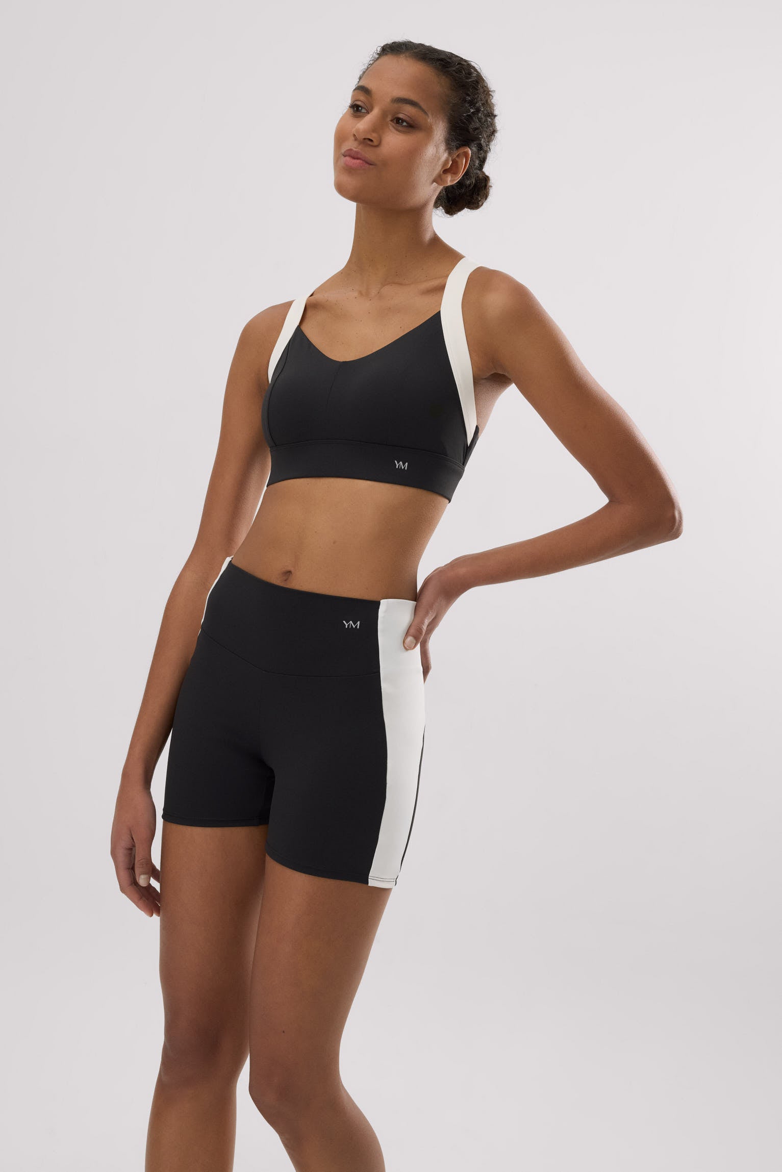 Leggings deportivos cortos efecto push-up negros con franja en contraste - Ysabel Mora