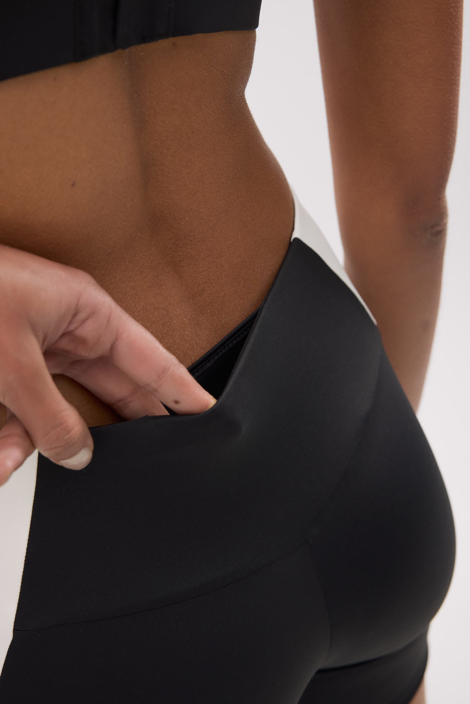 Leggings deportivos cortos efecto push-up negros con franja en contraste - Ysabel Mora