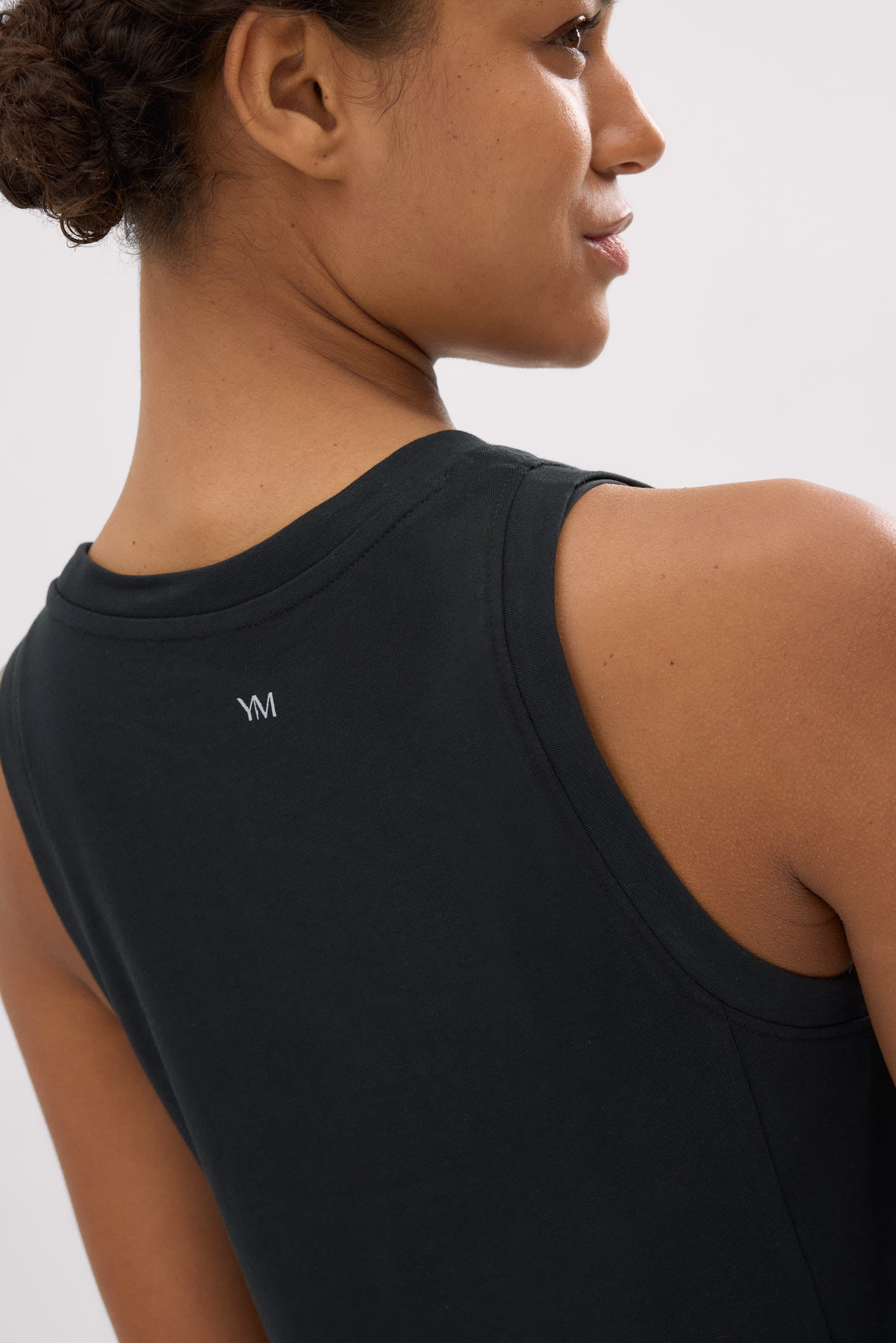 Camiseta deportiva tirantes larga fluida negra - Ysabel Mora