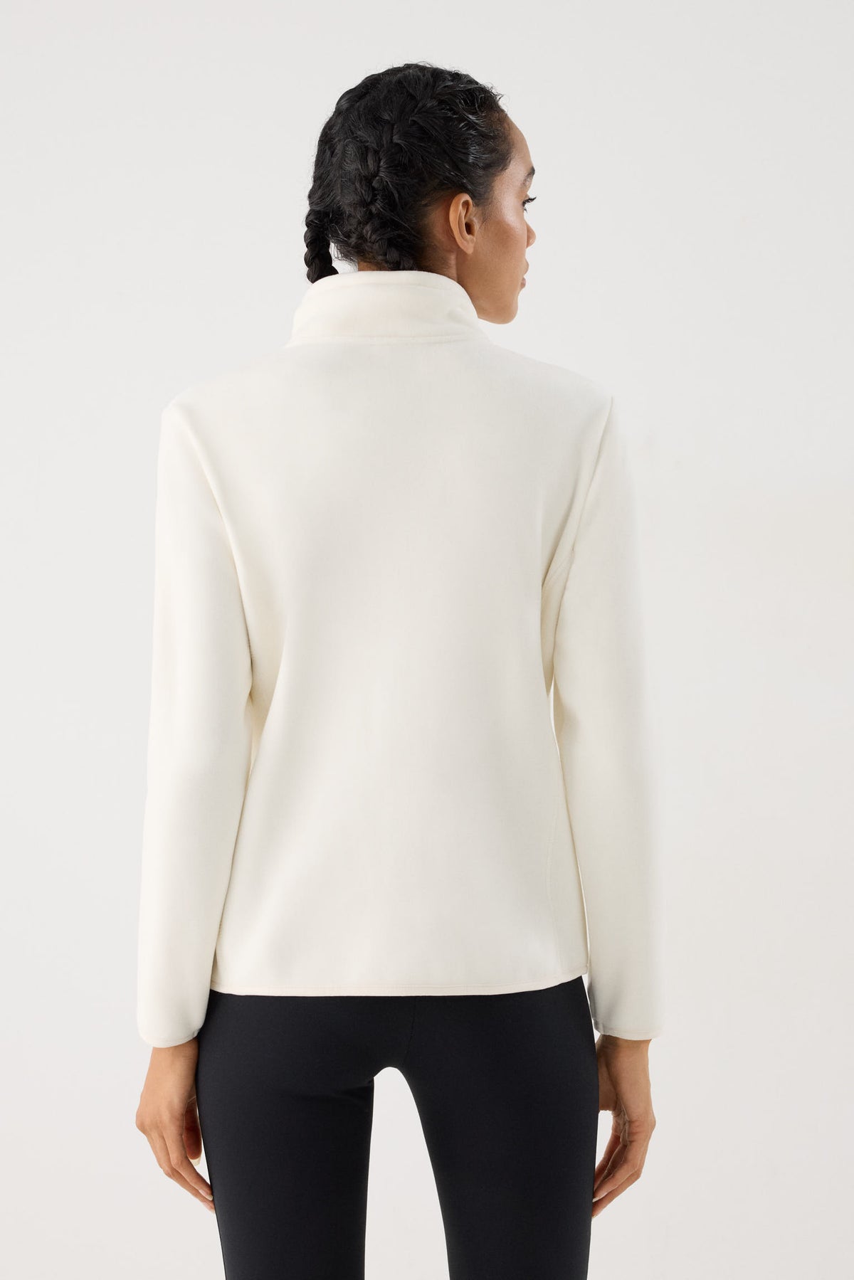 chaqueta deportiva térmica termicos en butter cream vista en movimiento para entrenamientos calidad ultra termicos tejido elástico