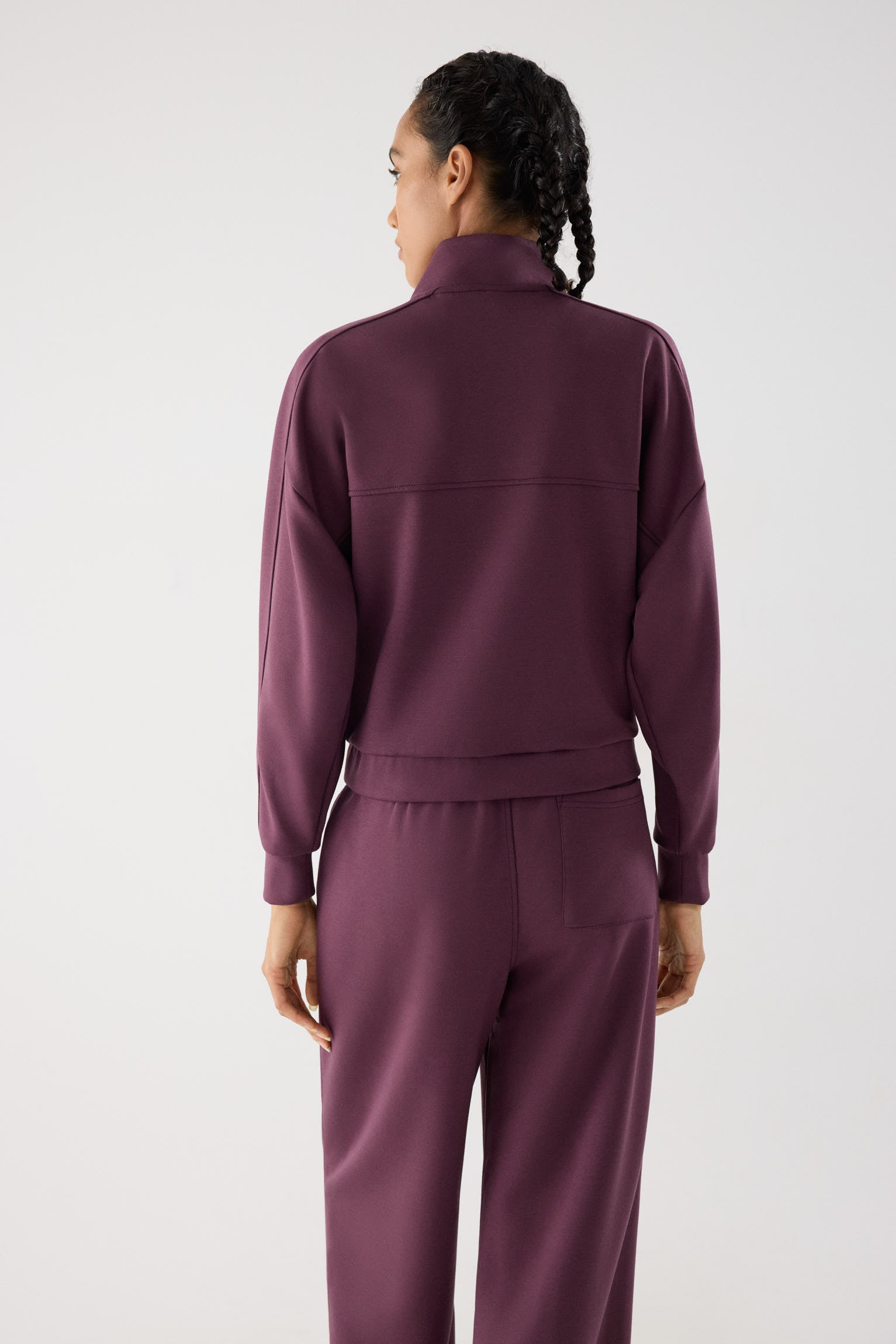 chaqueta deportiva mujer Slowloom en granate cherry lacquer vista en movimiento para entrenamientos corte cómodo para conjunto casual