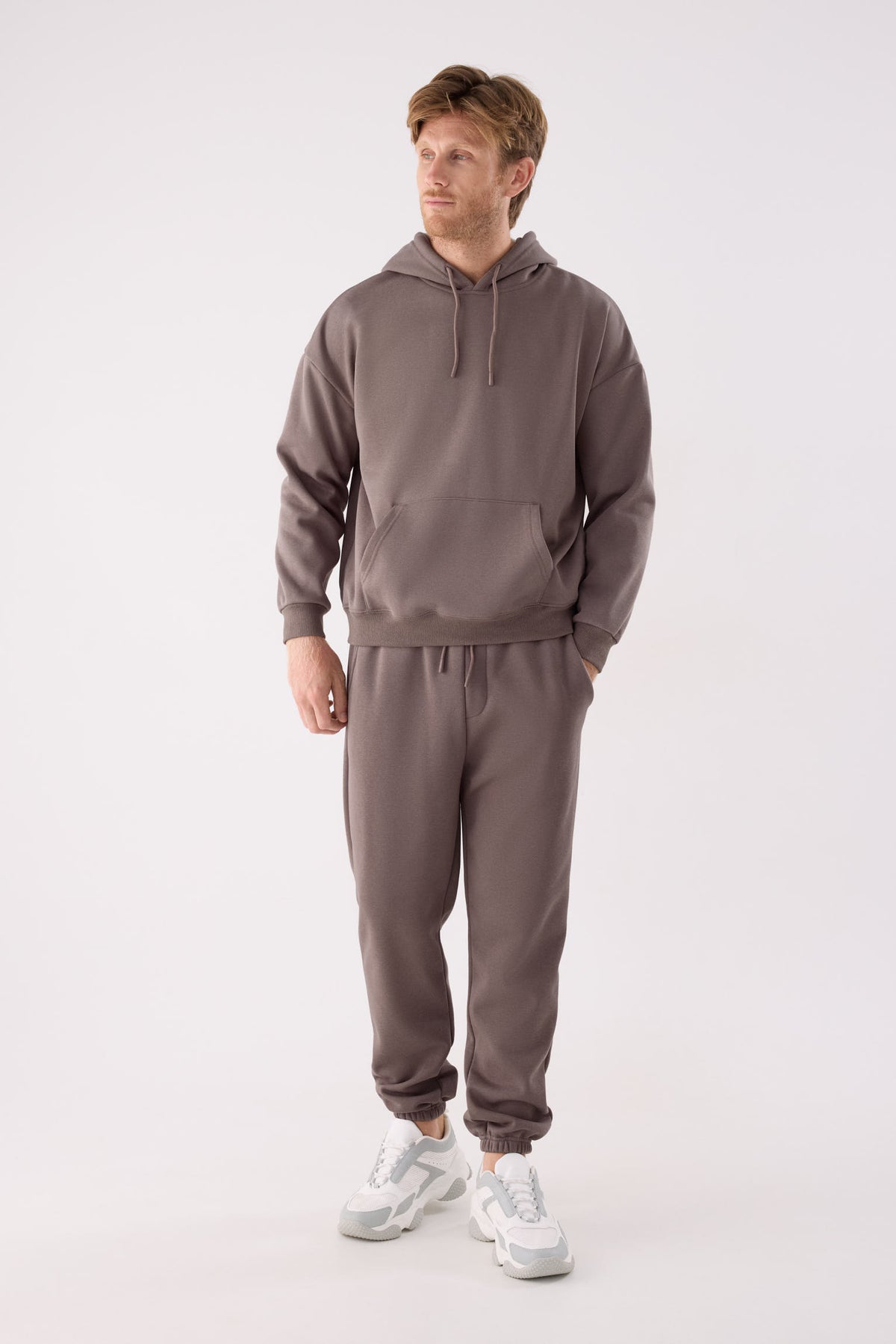 Calças jogger desportivas de homem castanho cardadas com cintura ajustável