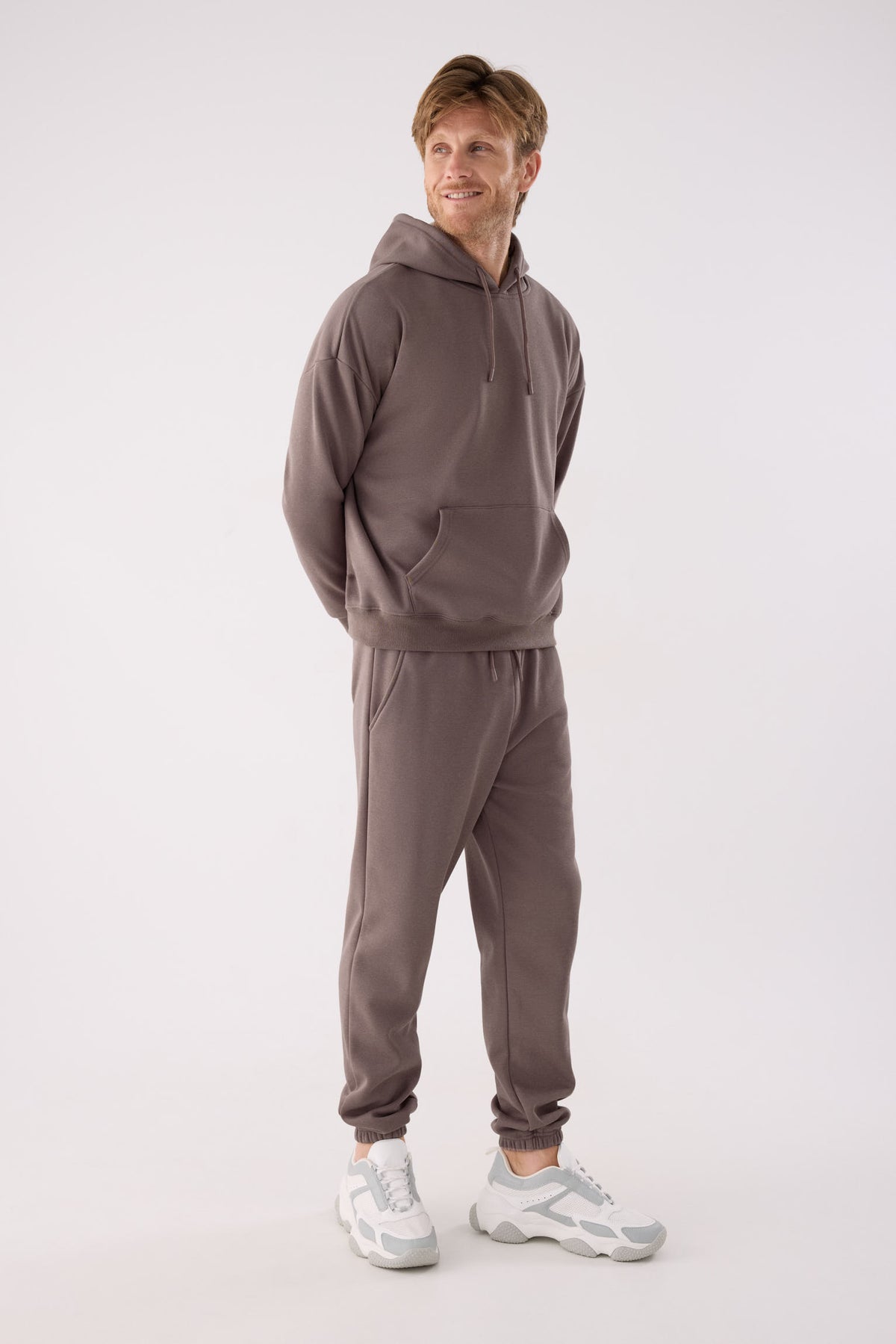 Calças jogger desportivas de homem castanho cardadas com cintura ajustável