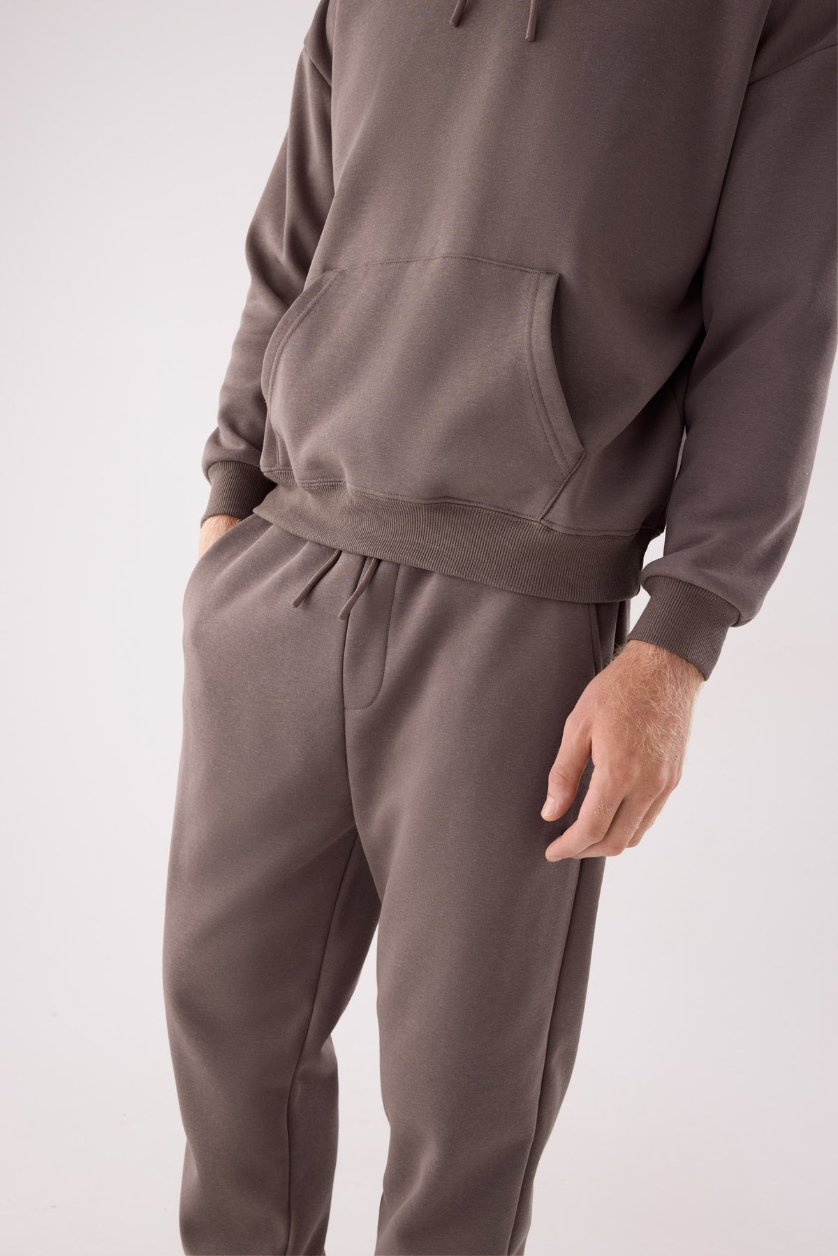 Calças jogger desportivas de homem castanho cardadas com cintura ajustável