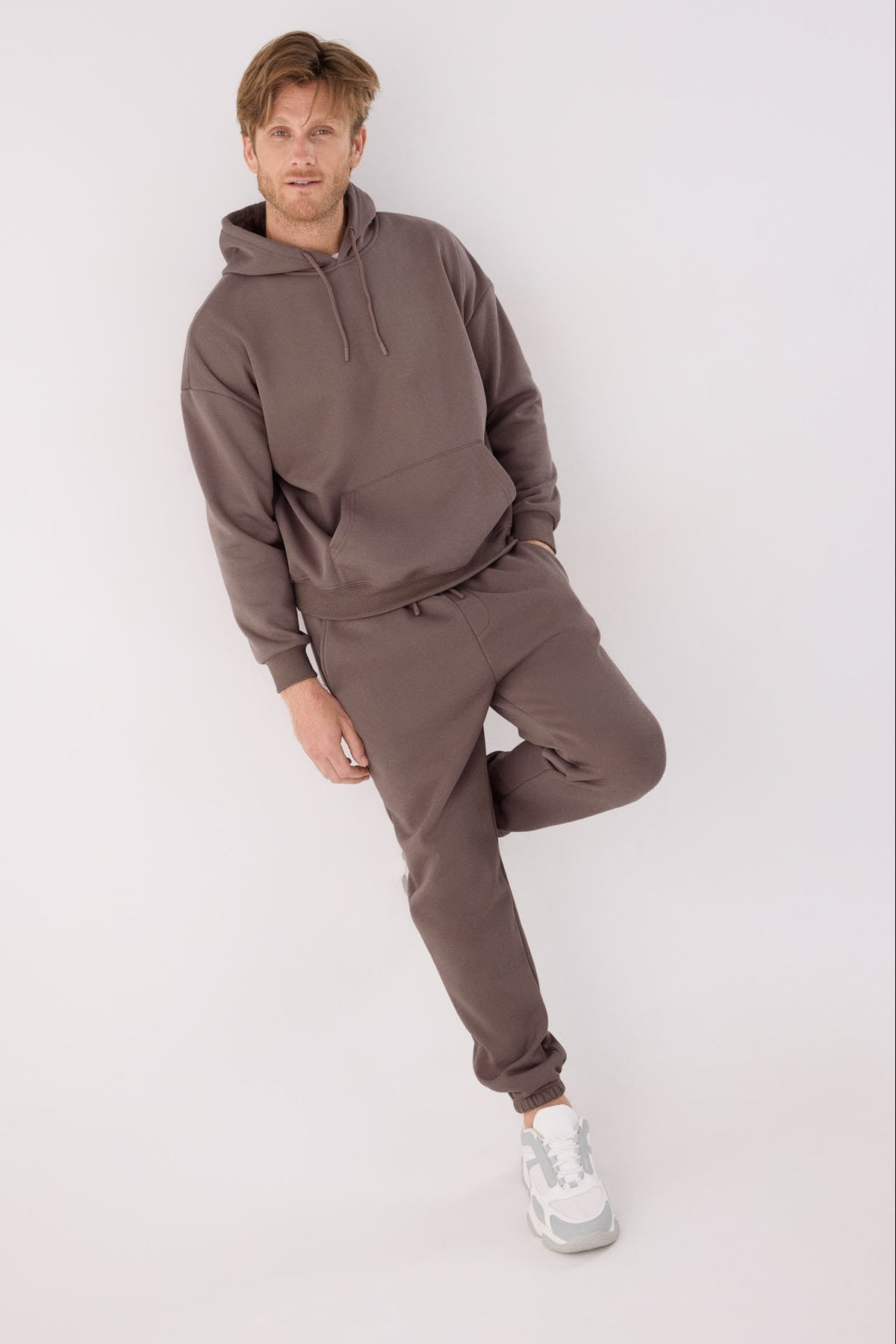 Calças jogger desportivas de homem castanho cardadas com cintura ajustável