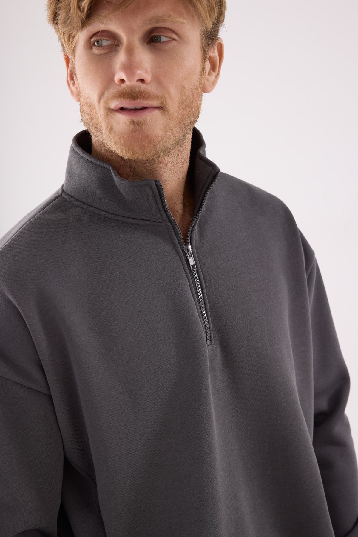 Sweatshirt desportiva de homem antracite cardada com meio fecho