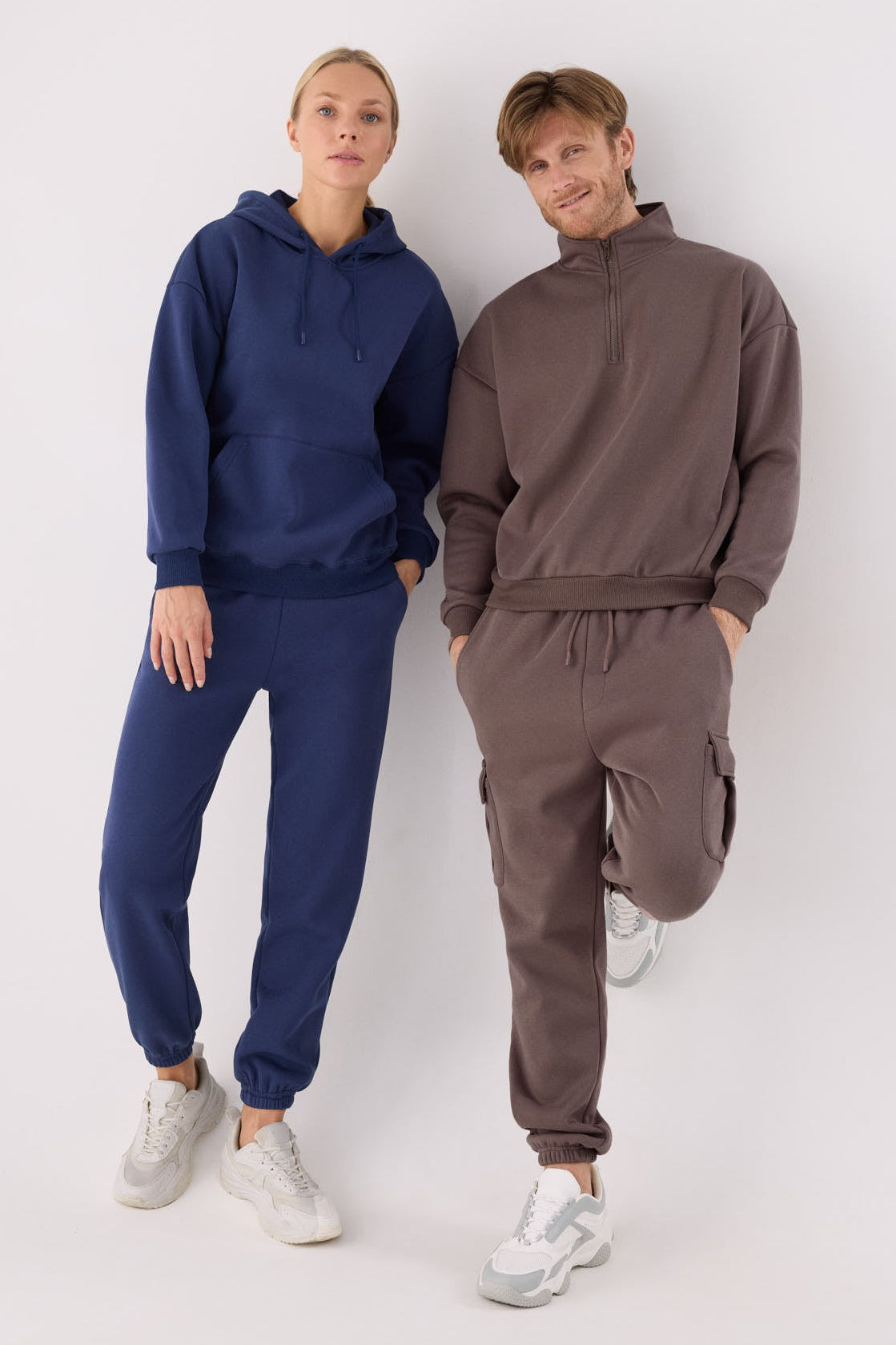 PRÉ-VENDA Sweatshirt desportiva de homem castanha cardada com meio fecho