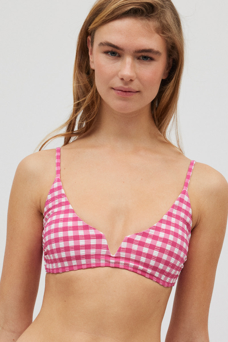 Top de biquíni triangular em guingão com textura rosa