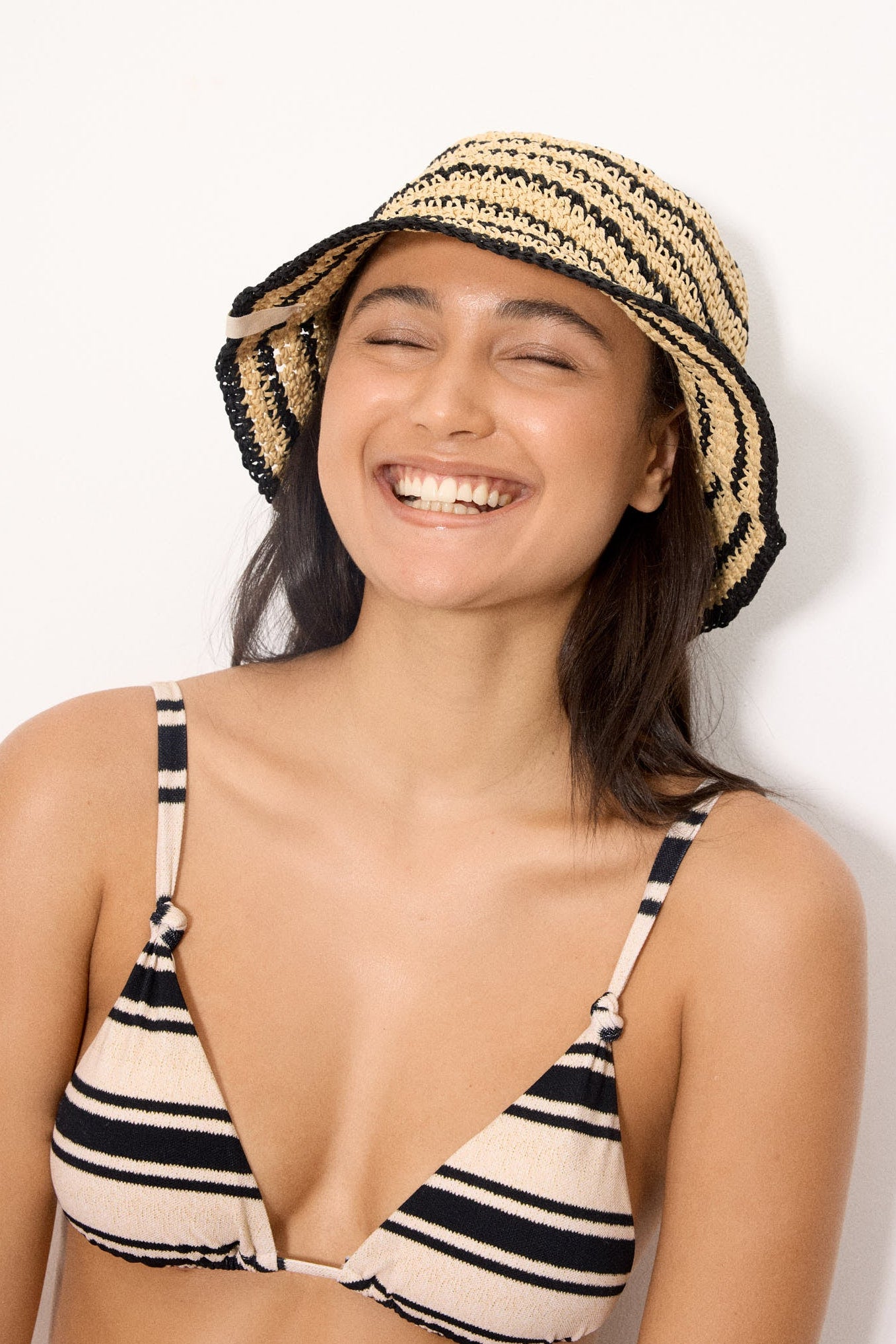 Chapéu de ráfia listrado com aba moldável