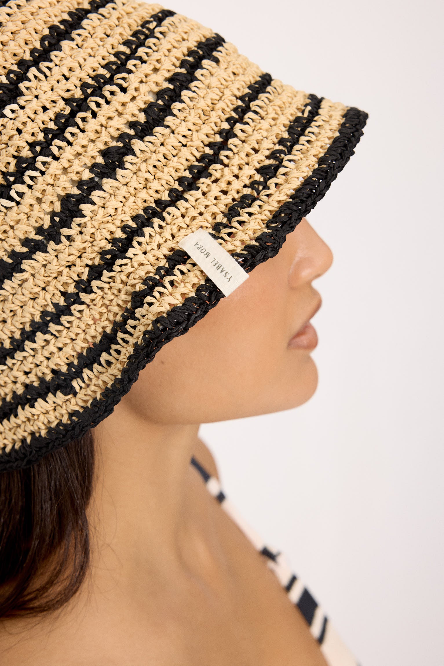 Chapéu de ráfia listrado com aba moldável