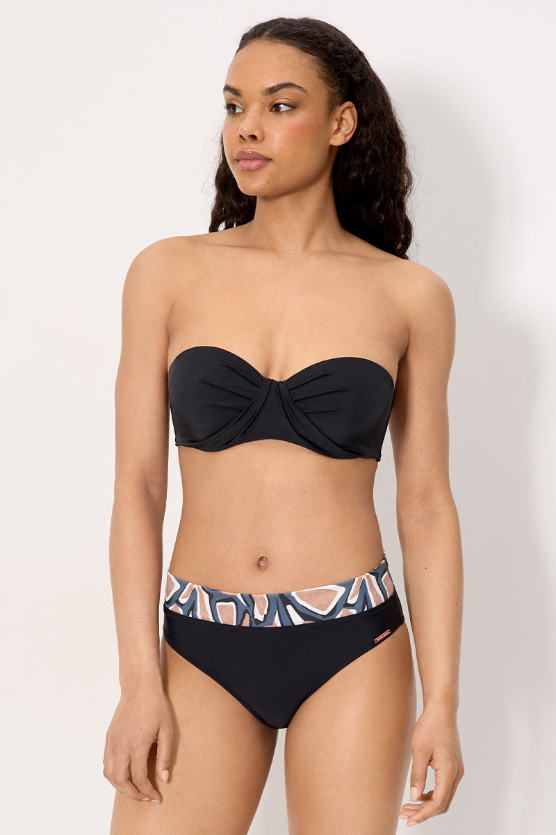 Top de biquíni preto estilo bandeau, tamanhos C e D.
