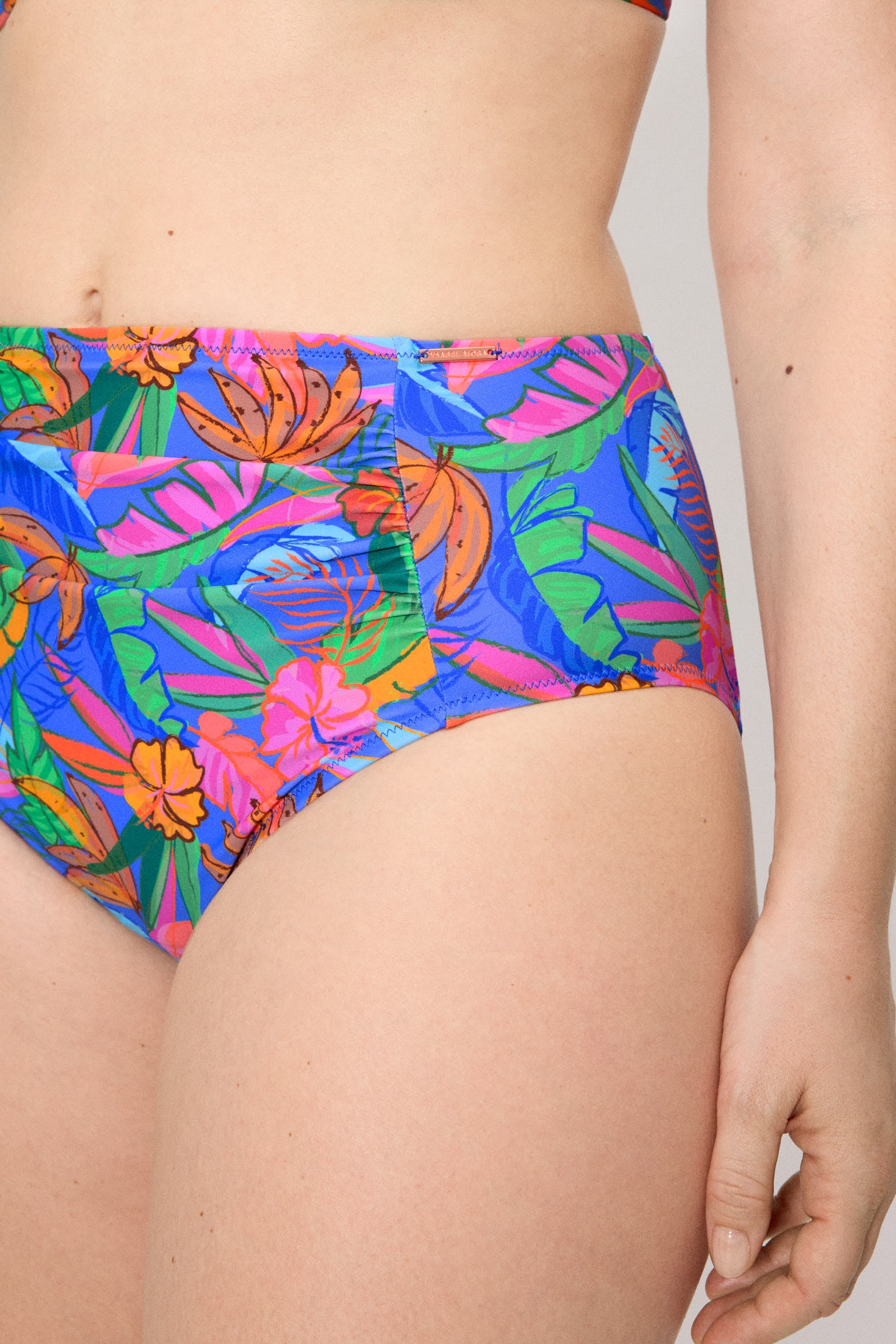 Calcinha de biquíni de cintura alta com estampa tropical