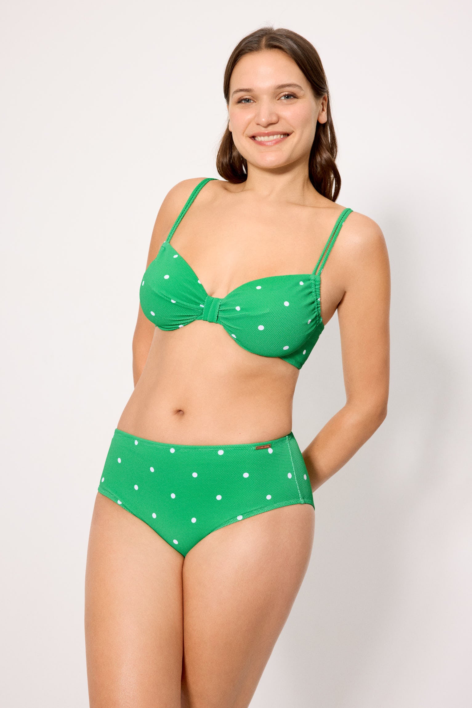 Calcinha de biquíni modeladora de cintura alta em piqué verde com bolinhas.