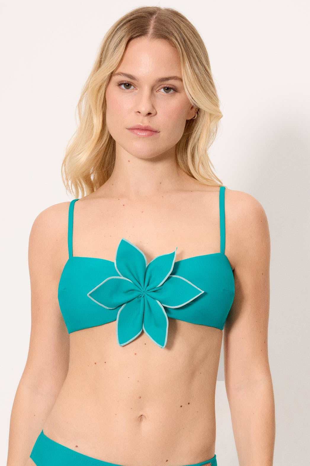 Top bikini bandeau flor central azul turquesa - Ysabel Mora