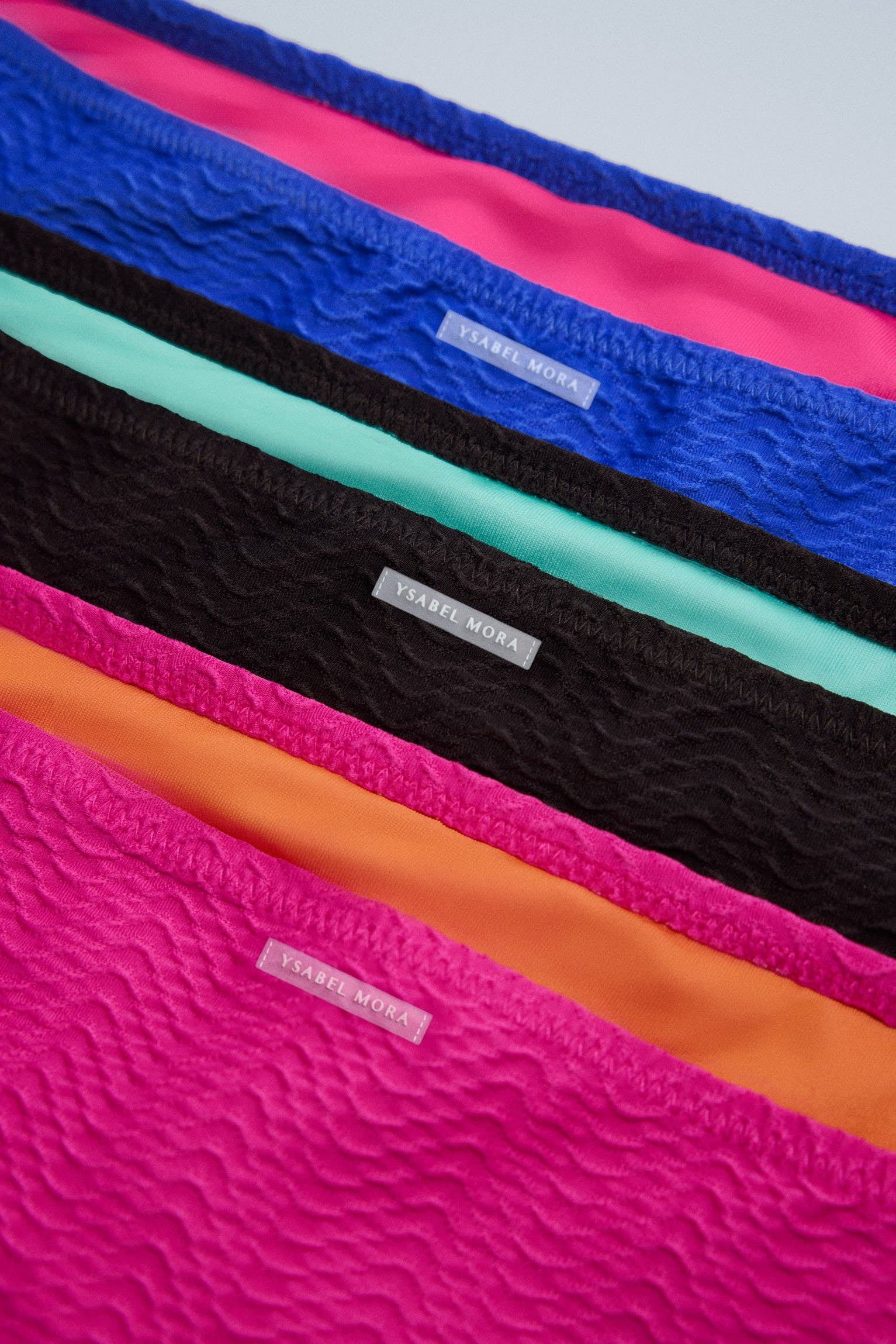 Top de biquíni texturizado com detalhes de laço fúcsia