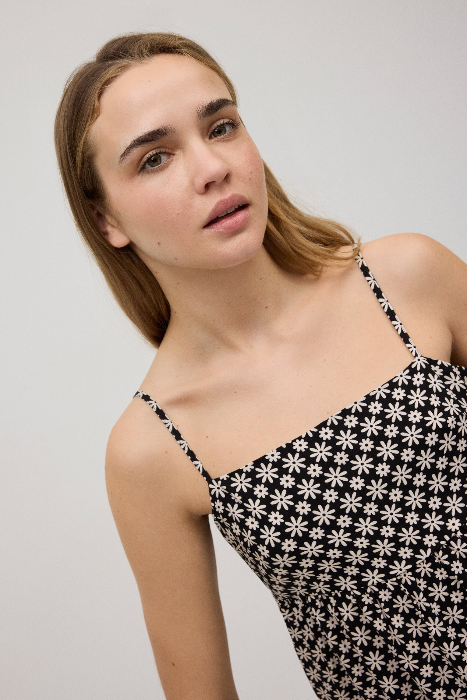 Vestido curto com alças ajustáveis, estampa de flores em preto e branco