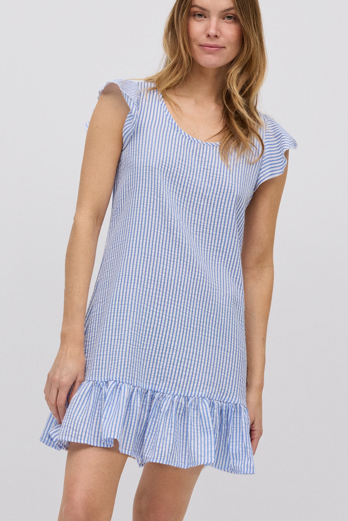 Vestido curto com estampa listrada e amarração nas costas