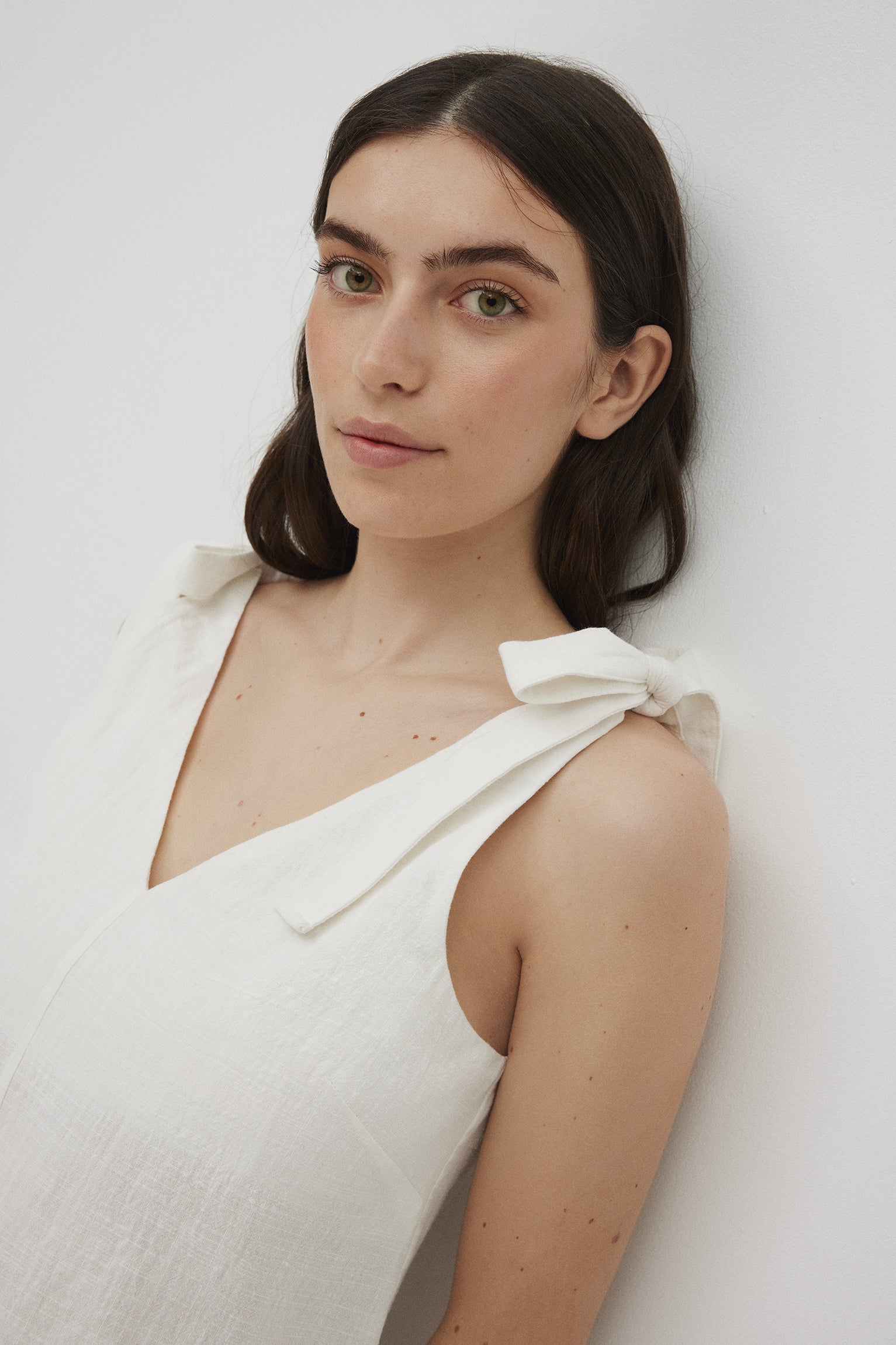 Vestido curto de algodão branco com alças atadas