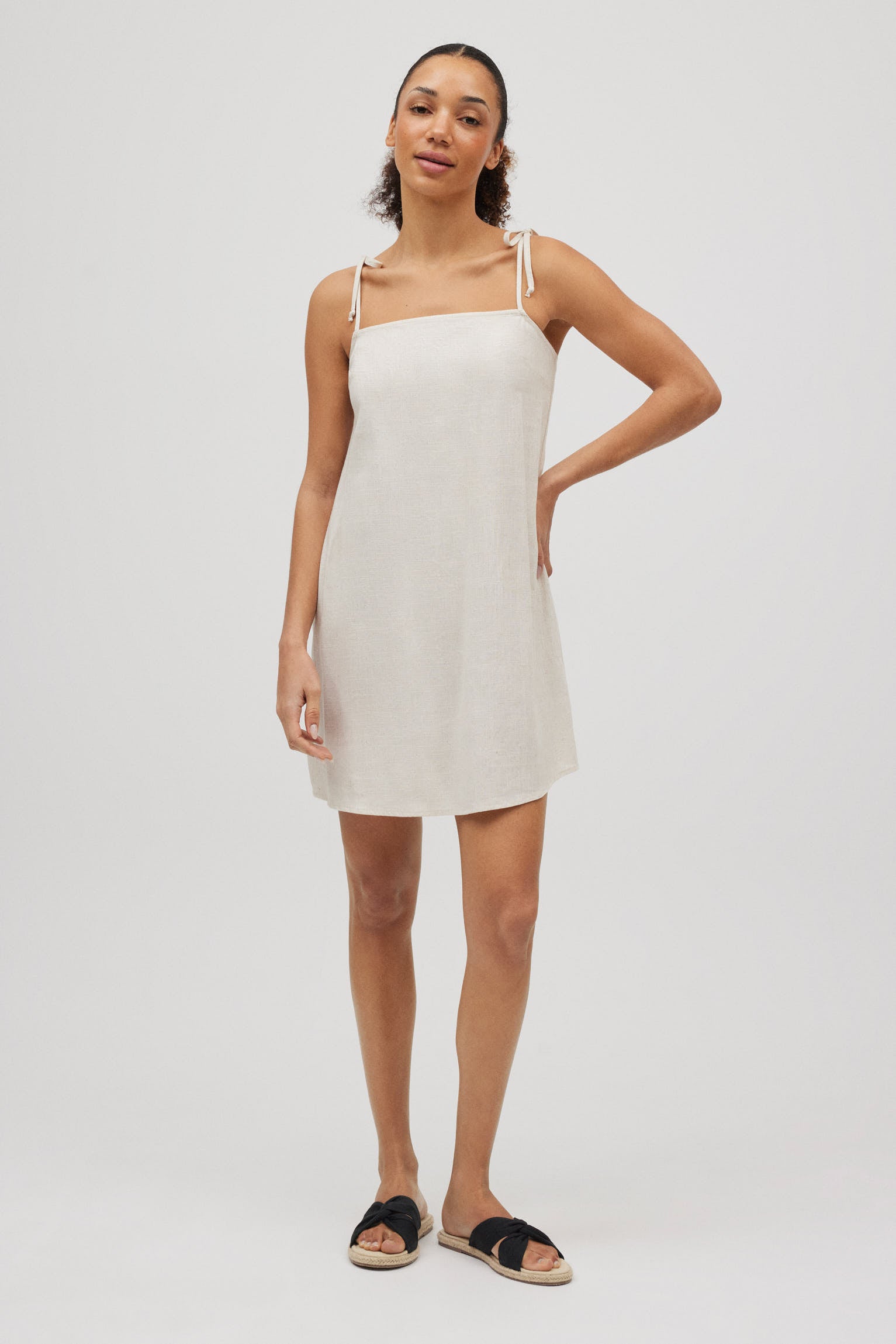 Vestido curto reto com linho