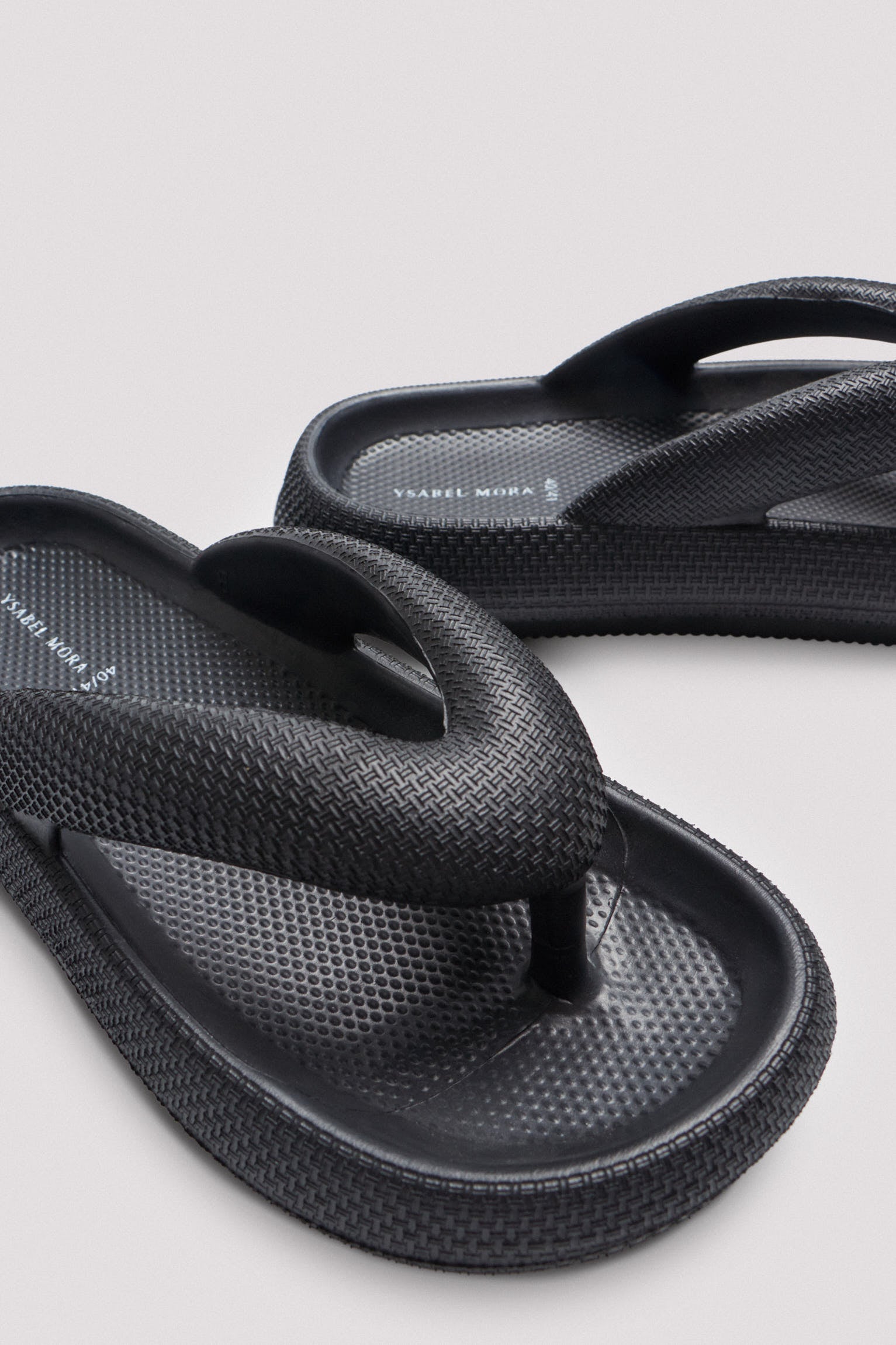 86195-15-chanclas-mujer-ysabel-mora-negro