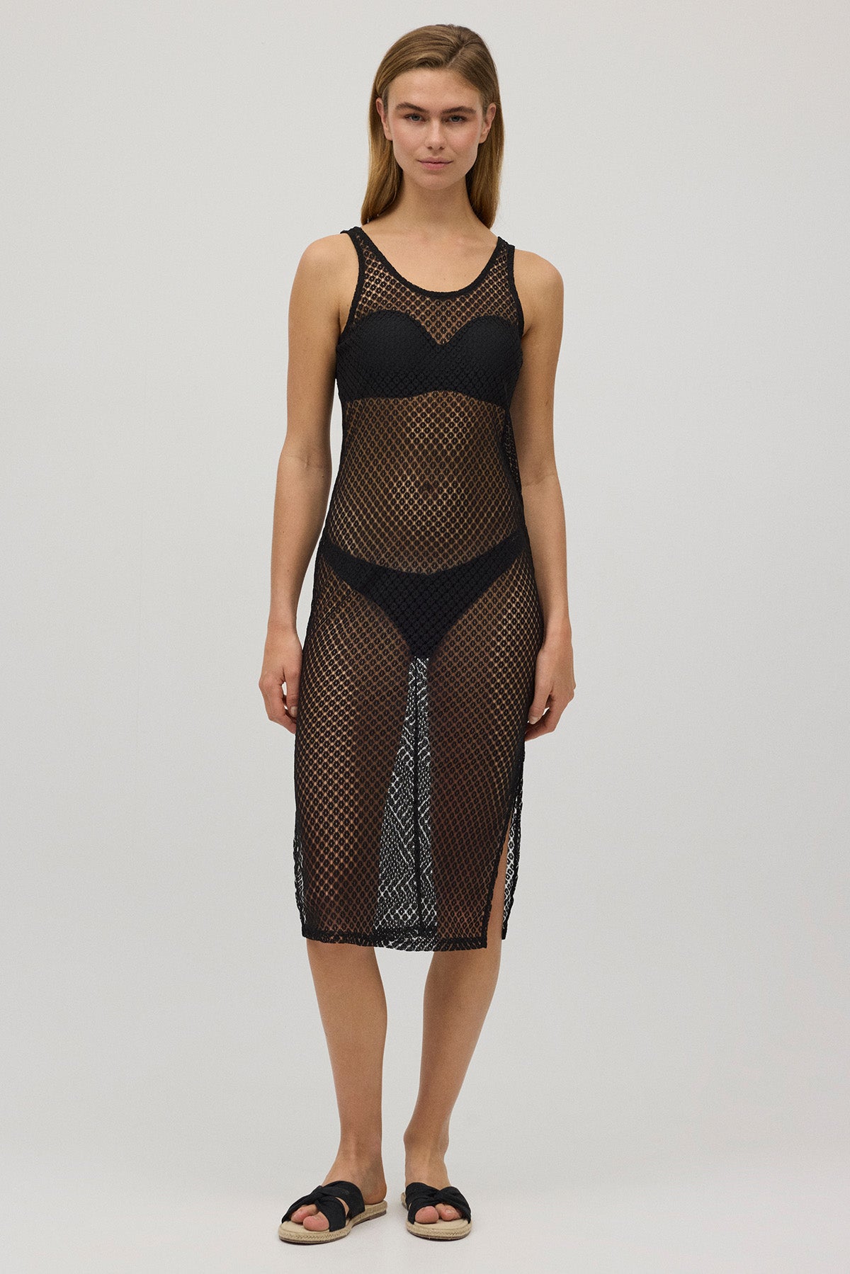 Vestido preto com alças vazadas