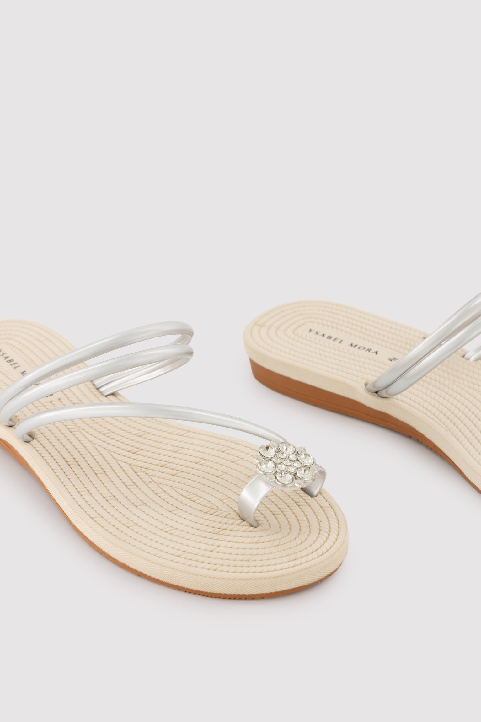86289-sandalias-plateadas-detalle-flor-ysabel-mora