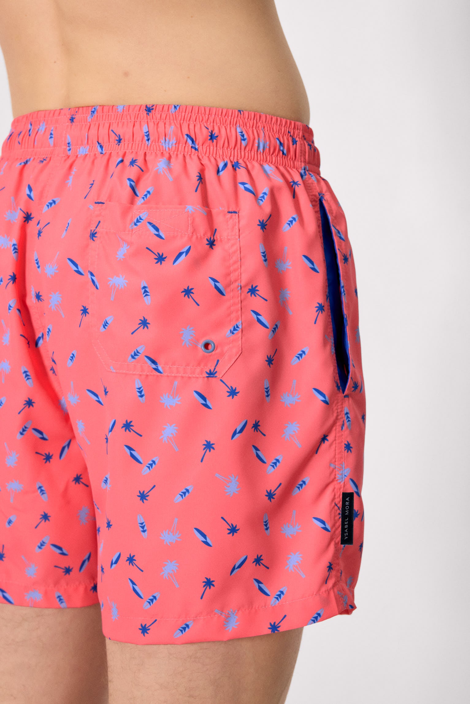 Biquíni meia-lua com estampa de palmeiras e pranchas de surf